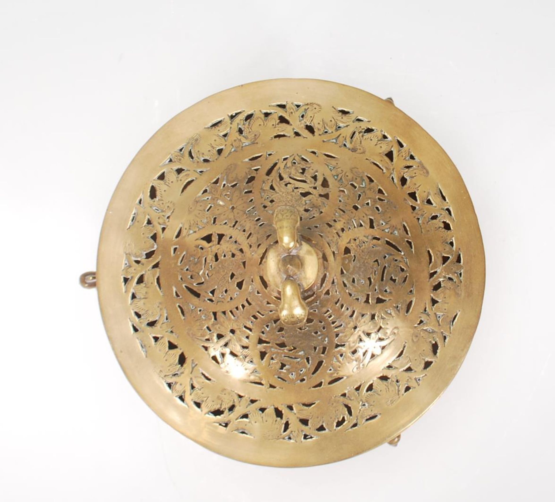 A 20th Century Indian brass centrepiece lidded bowl raised on three modelled peacocks with spread - Bild 5 aus 7
