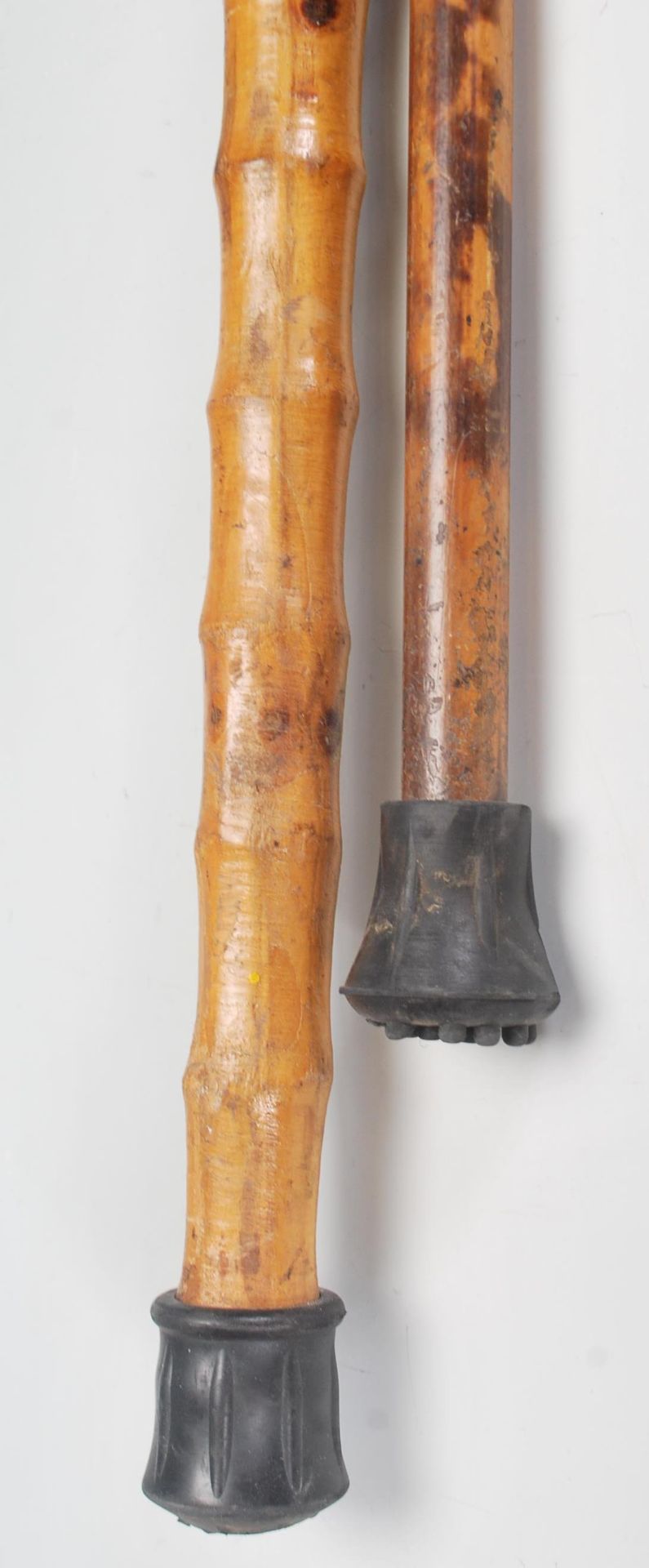 A pair of 20th century wooden walking sticks, having deer antler handle on a bamboo effect shaft - Bild 7 aus 7