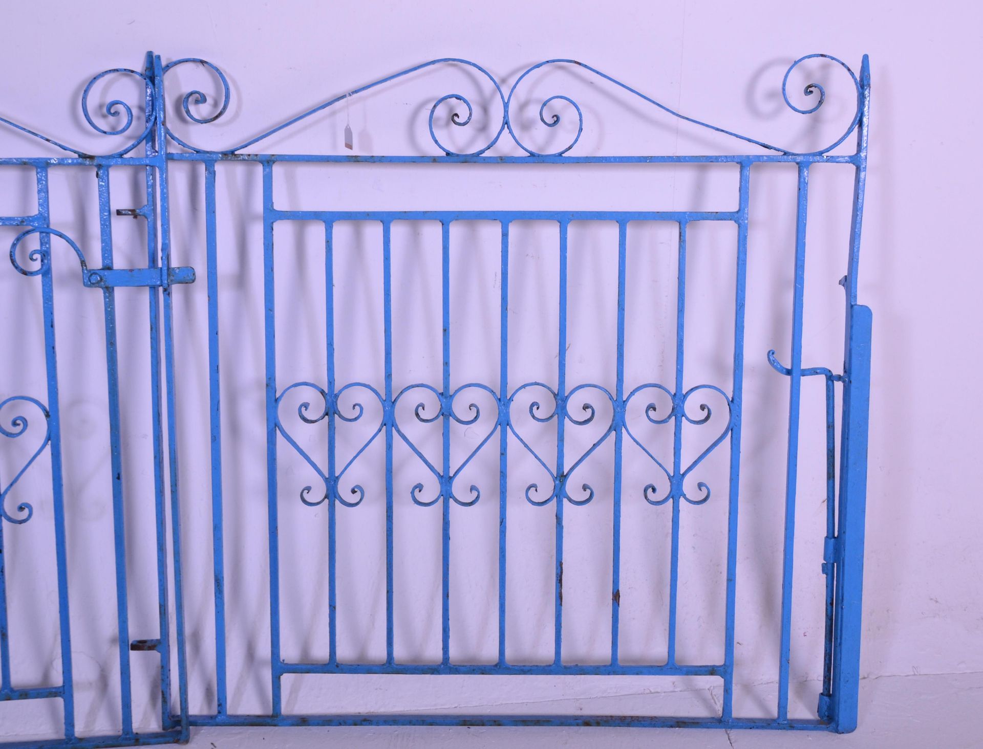 An early 20th Century 1930's iron twin door garden gate having scrolled details to the top, a square - Bild 5 aus 5