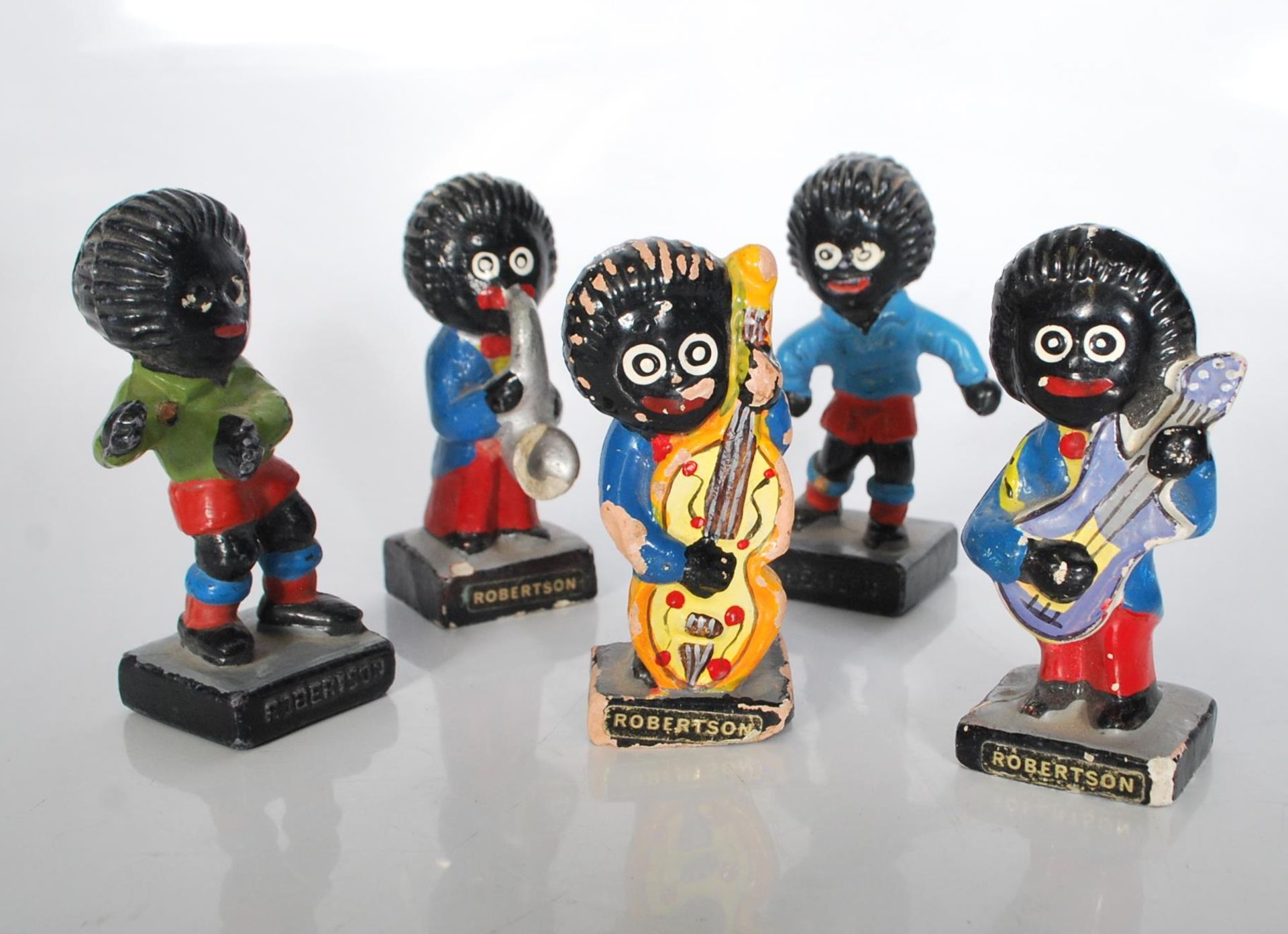 A group of nine vintage Robertson golly advertising band figurines along with two golly football - Bild 7 aus 8