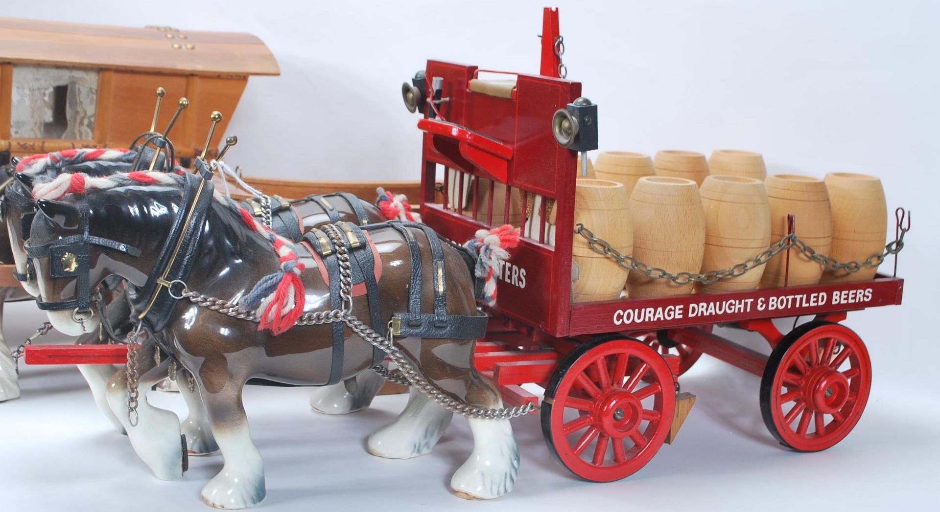 A mixed collection of vintage 20th Century horses and wagons / stagecoaches in the manner of Beswick - Bild 4 aus 7