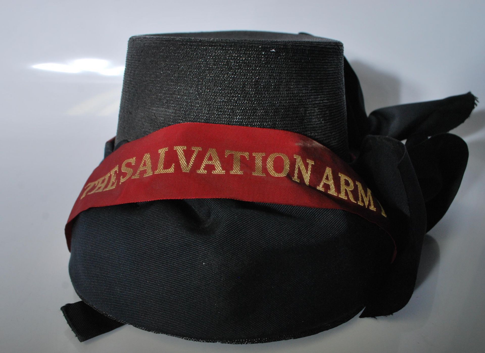 An early 20th Century Salvation Army bonnet finished in black having a red ribbon with gold - Bild 9 aus 11