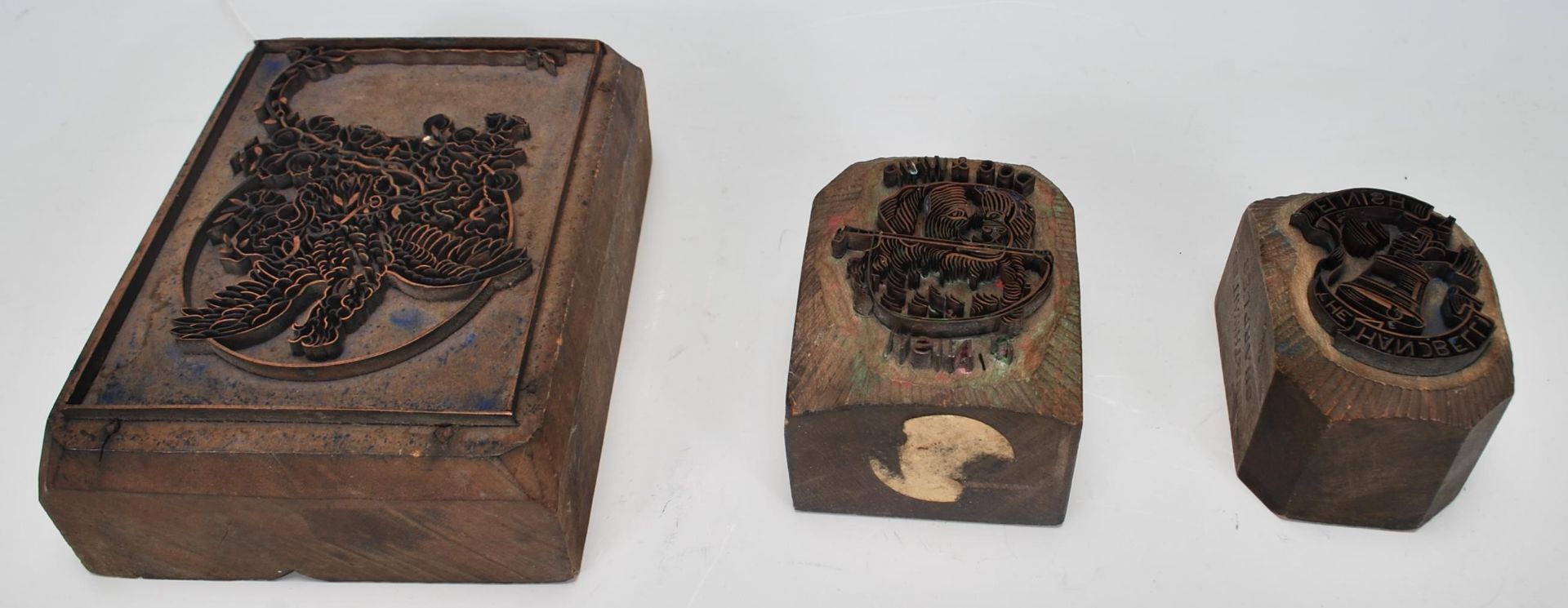 A group of three 20th Century wooden printing blocks one depicting a bird in flight, one reading ' - Bild 5 aus 6