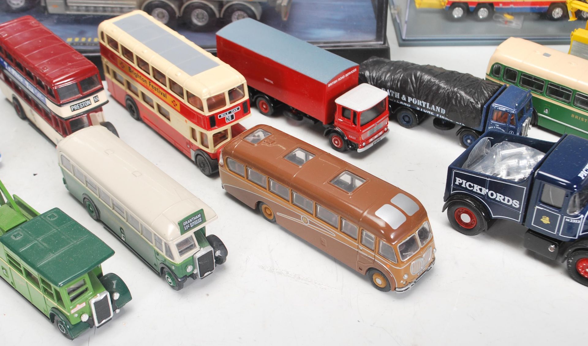 COLLECTION OF ASSORTED SCALE DIECAST MODEL VEHICLES - Bild 4 aus 5