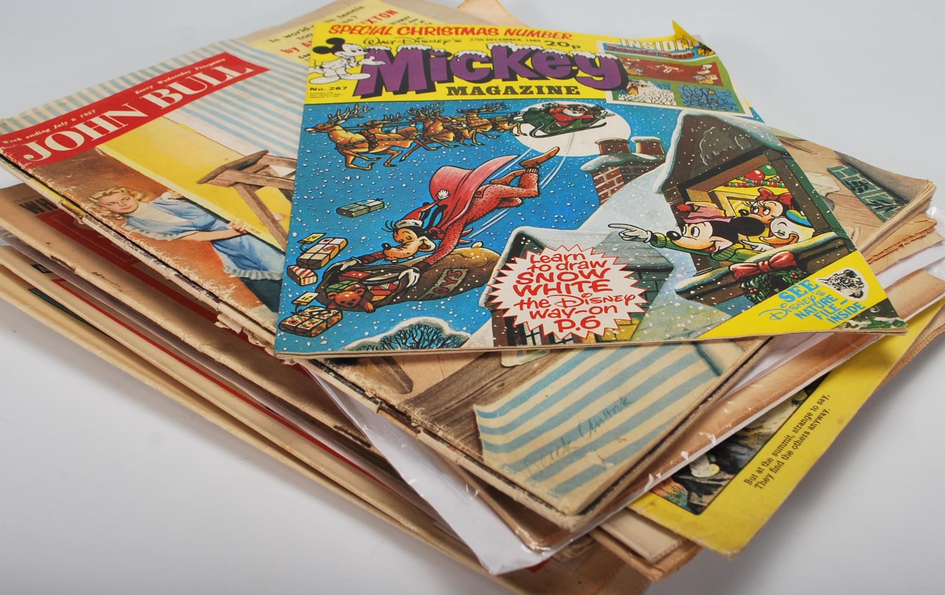 A large collection mixed vintage 20th Century magazines and comics to include a selection of John - Bild 13 aus 13