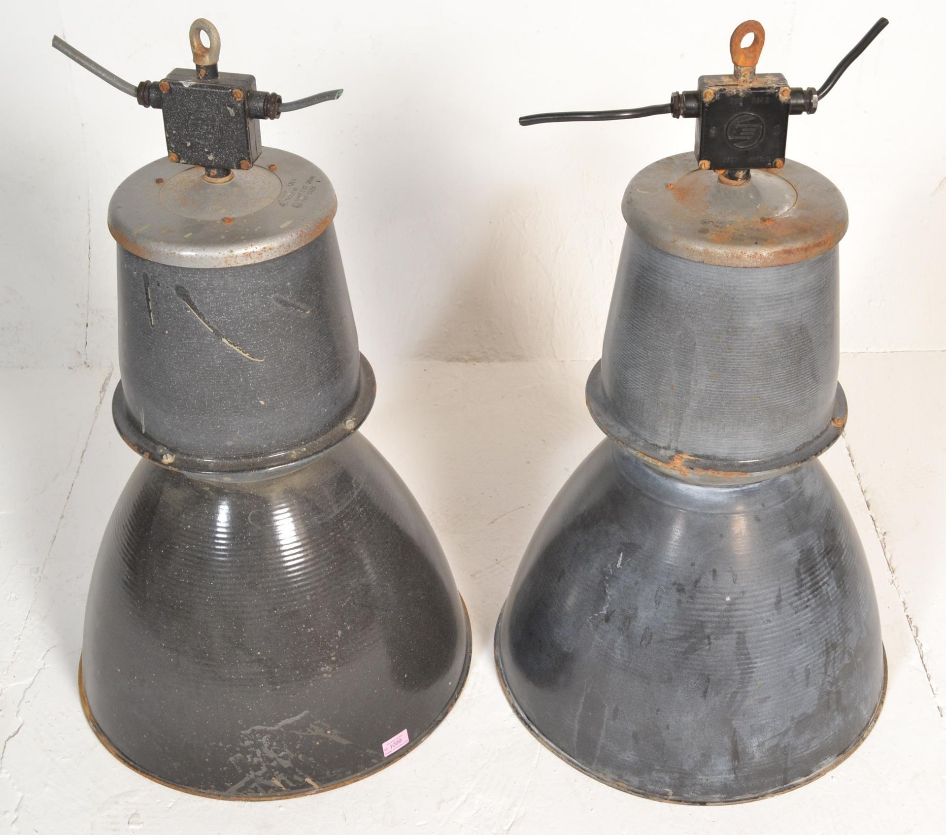 A matching pair of large vintage industrial 20th C - Bild 2 aus 5