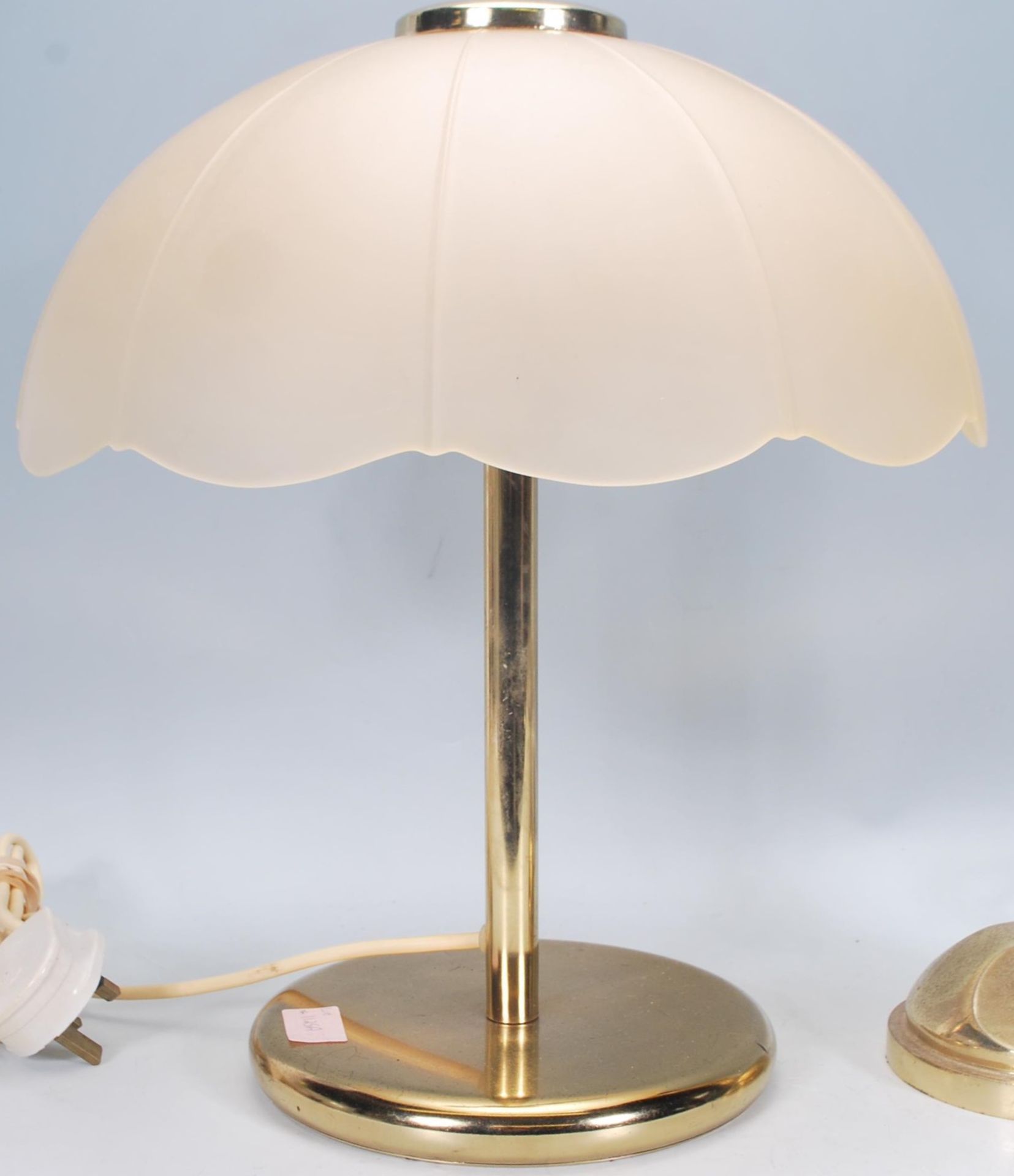 Two vintage retro 20th Century brass table lamps. One in the Art Deco style having a straight - Bild 5 aus 7