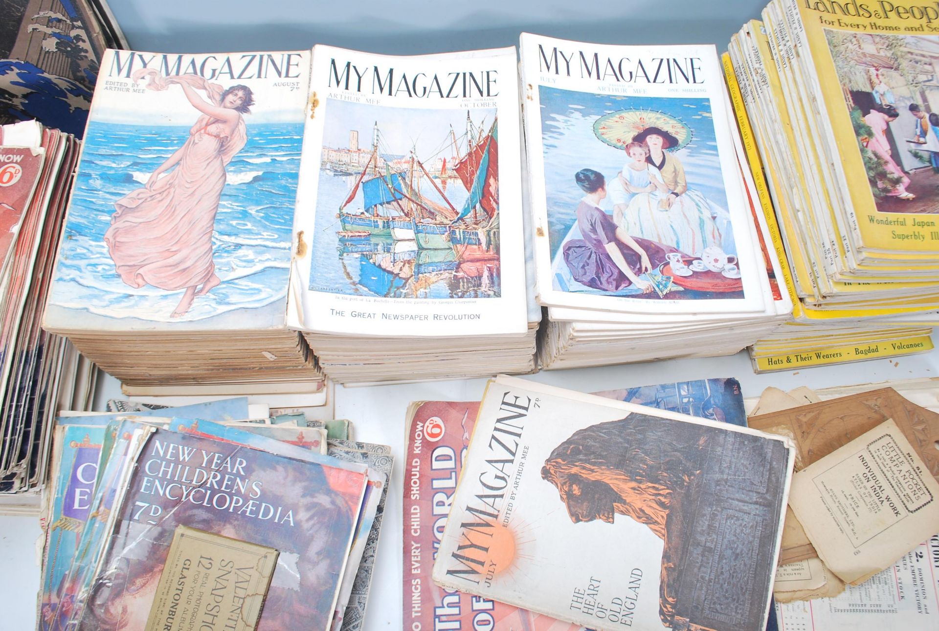A mixed collection of vintage 20th Century magazines / ephemera to include a selection of 'The World - Bild 6 aus 16