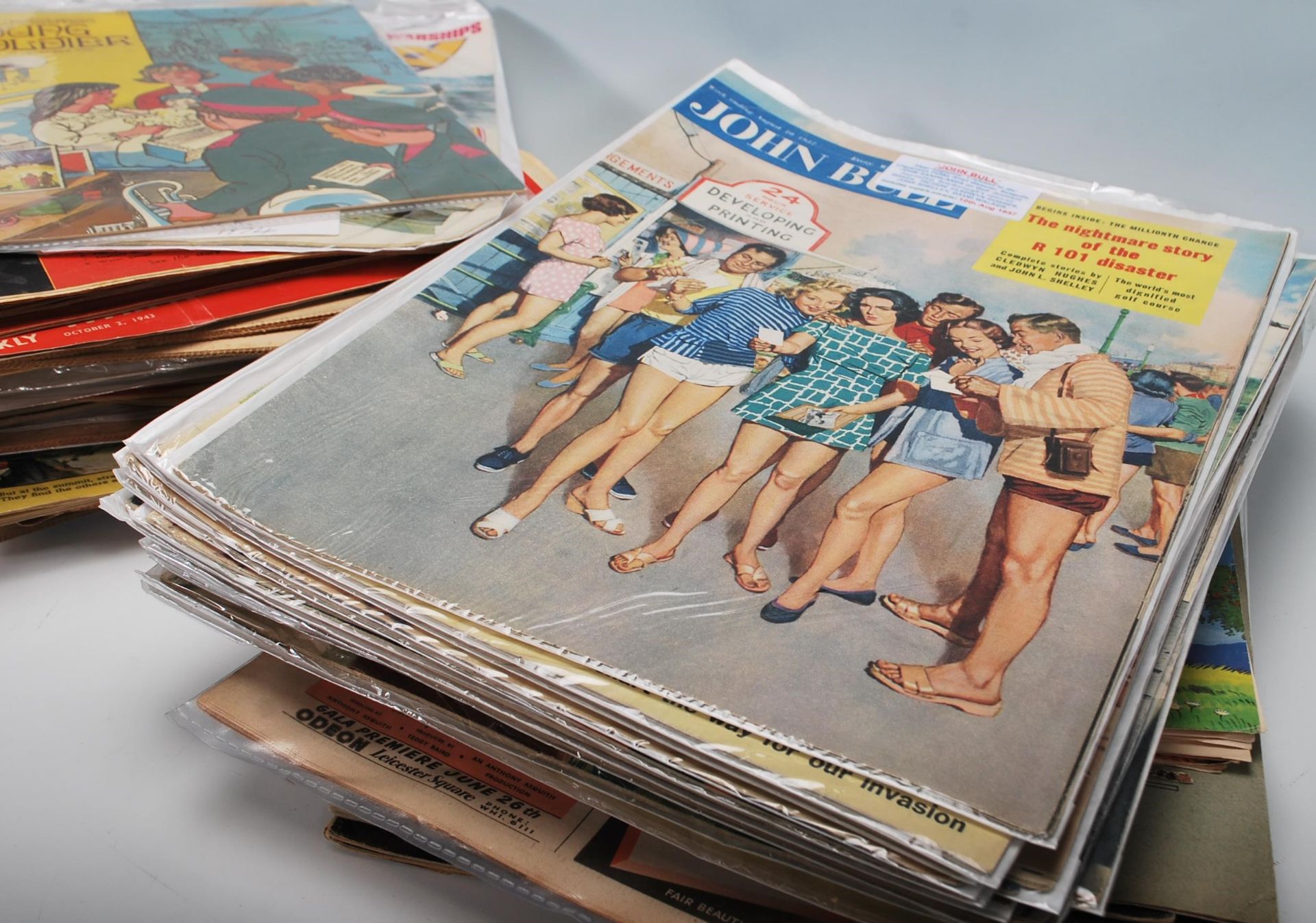 A large collection mixed vintage 20th Century magazines and comics to include a selection of John - Bild 4 aus 13