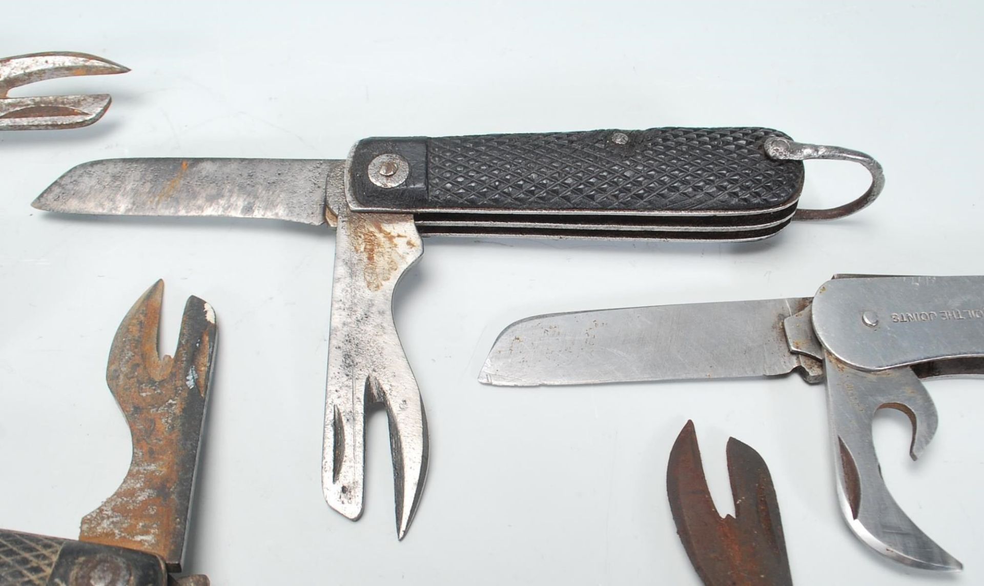 A military issue Warriss of Sheffield pocket knife marked 1953 with broad arrow and Oil the - Image 4 of 9