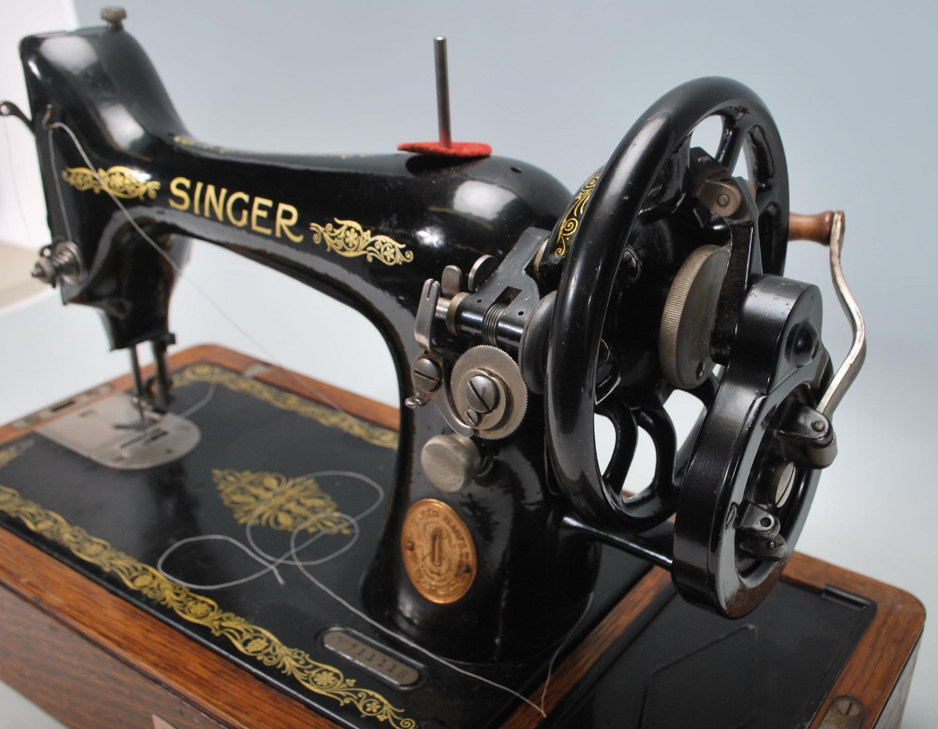 A vintage early 20th century Oak cased dome top Singer Sewing machine. Good dome carry case with the - Bild 9 aus 11