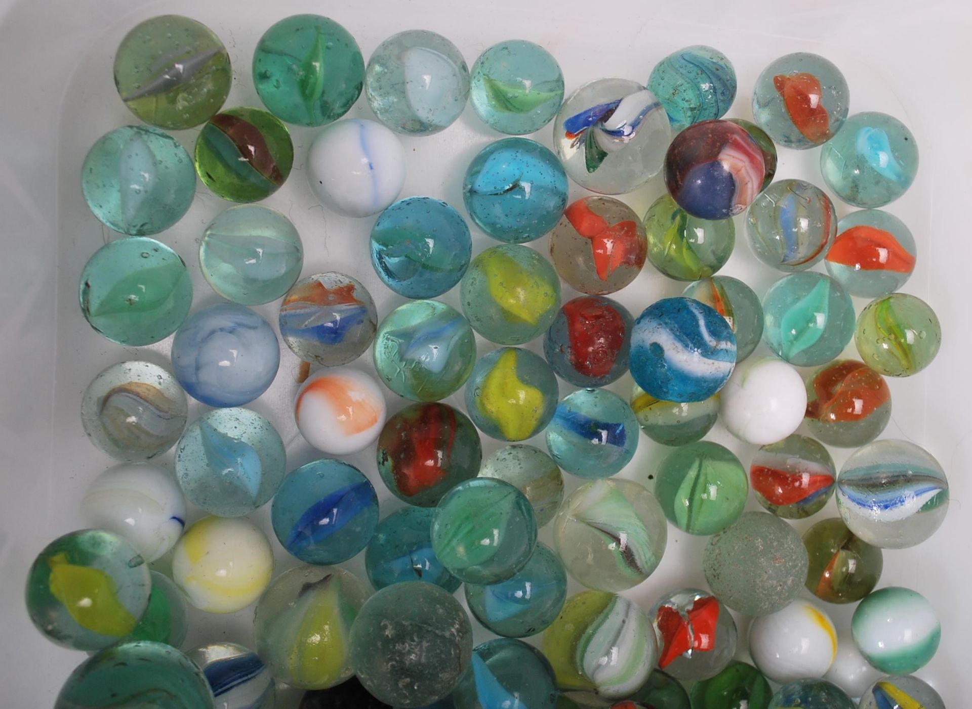 A good collection of early 20th century and later mixed marbles, approximately 150, to include - Bild 3 aus 4