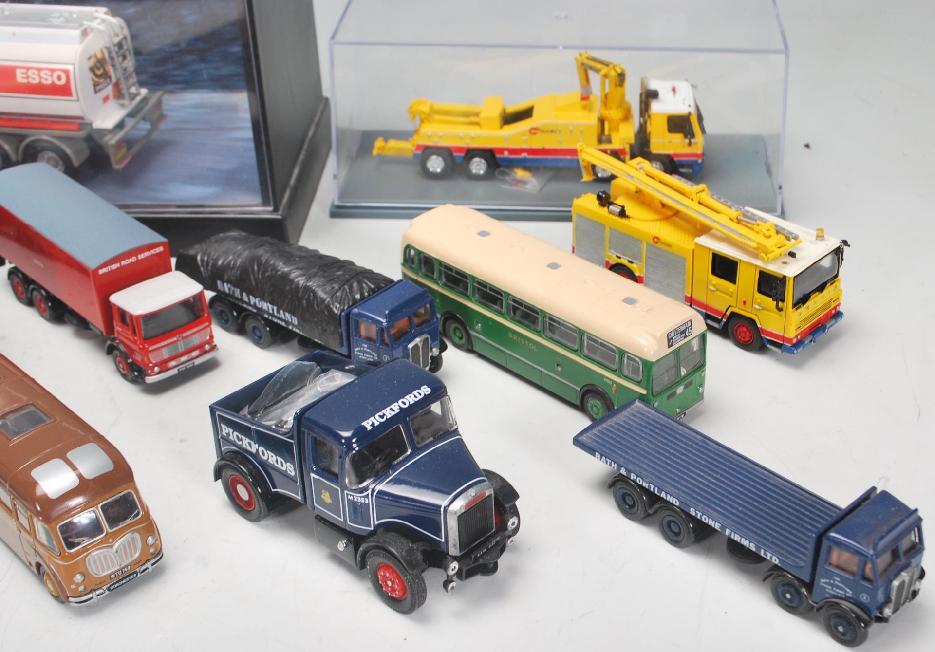 COLLECTION OF ASSORTED SCALE DIECAST MODEL VEHICLES - Bild 5 aus 5