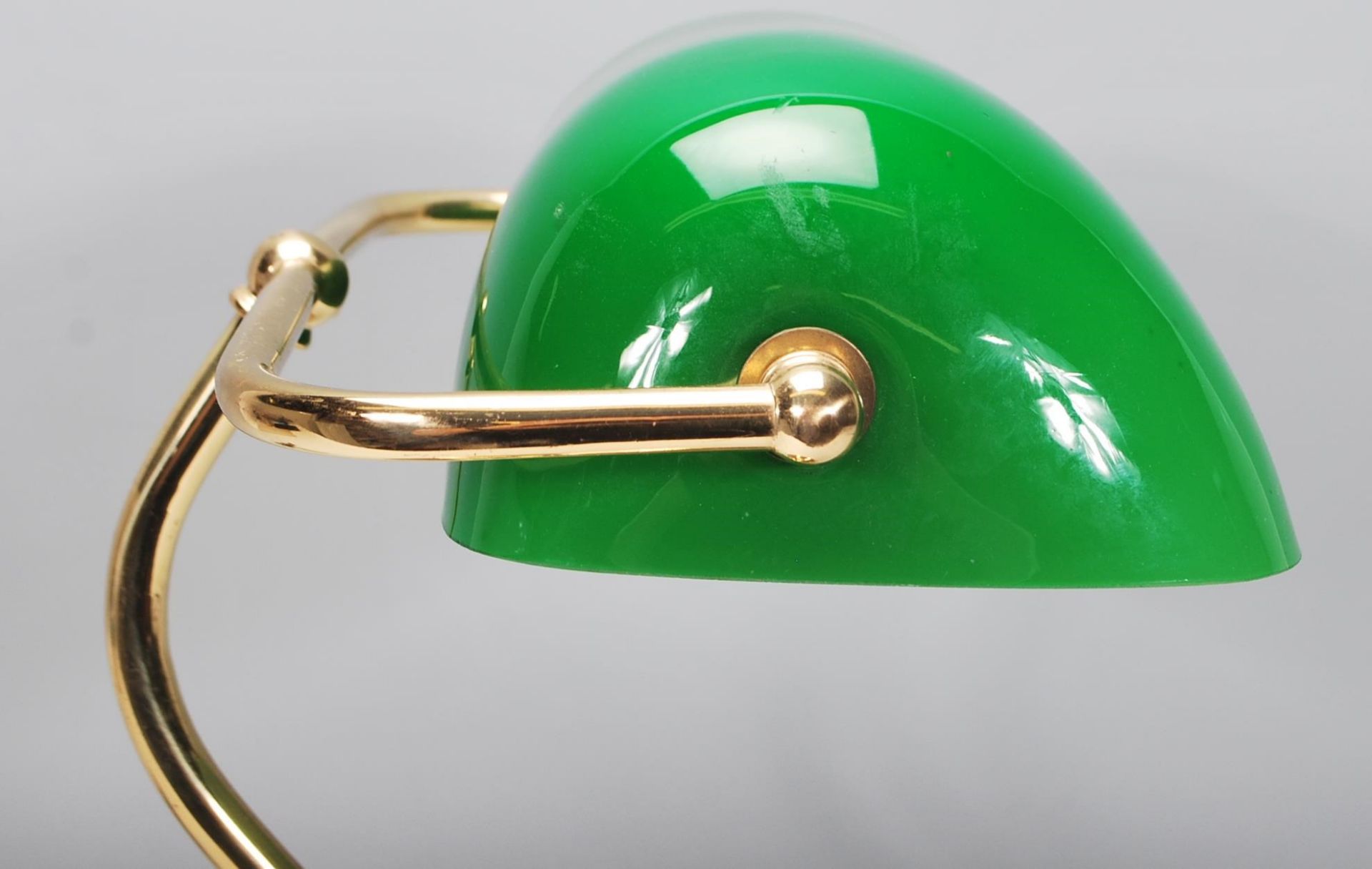 A vintage style bankers desk lamp having an adjustable green glass shade raised on a brass support - Bild 4 aus 5