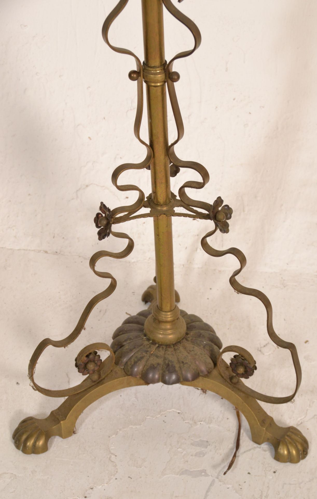 A vintage early 20th Century converted to electric brass floor standing lamp having a decorative - Bild 4 aus 4