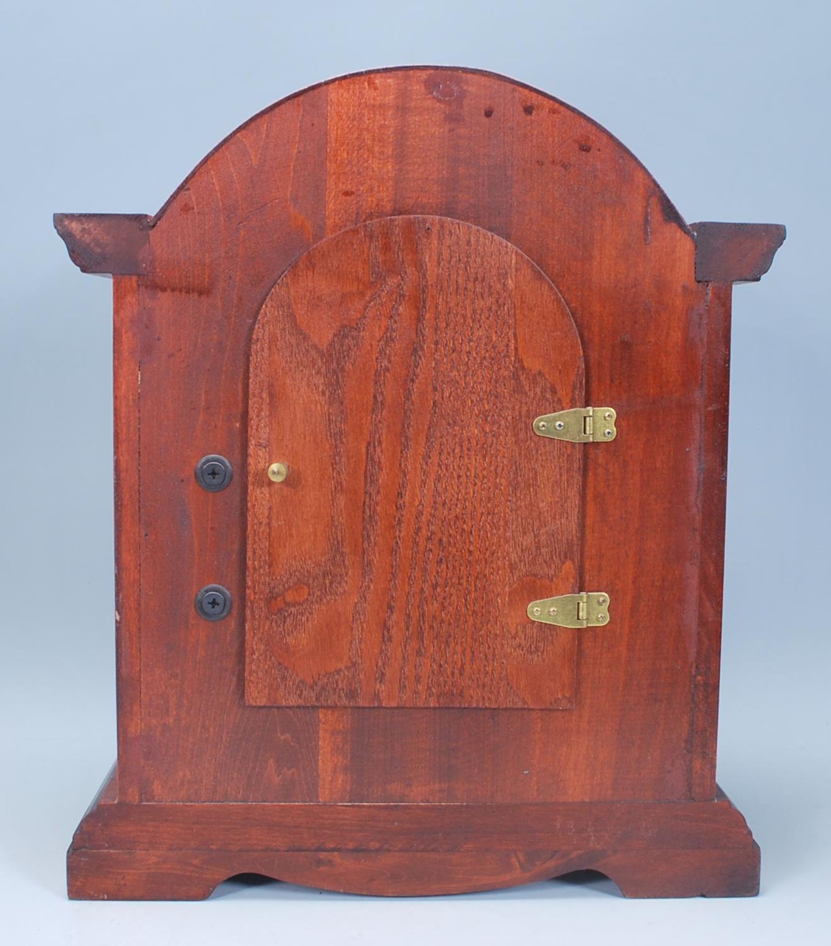 A vintage 20th Century antique style Tempus Fugit mantel clock having a wooden case with domed top - Image 5 of 8