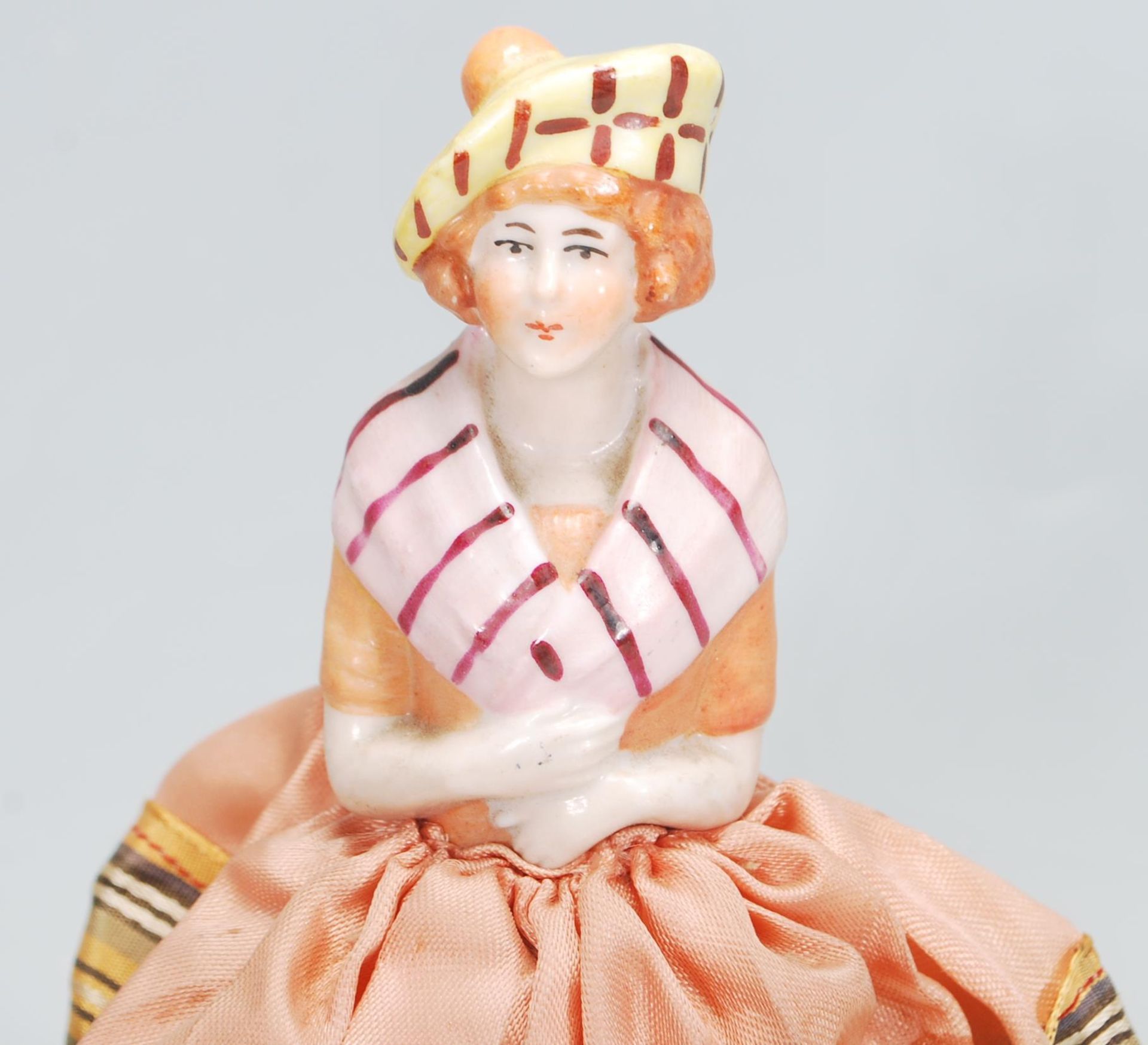 An early 20th Century half doll pin cushion in the form of a Scottish lady with hand painted - Bild 5 aus 7