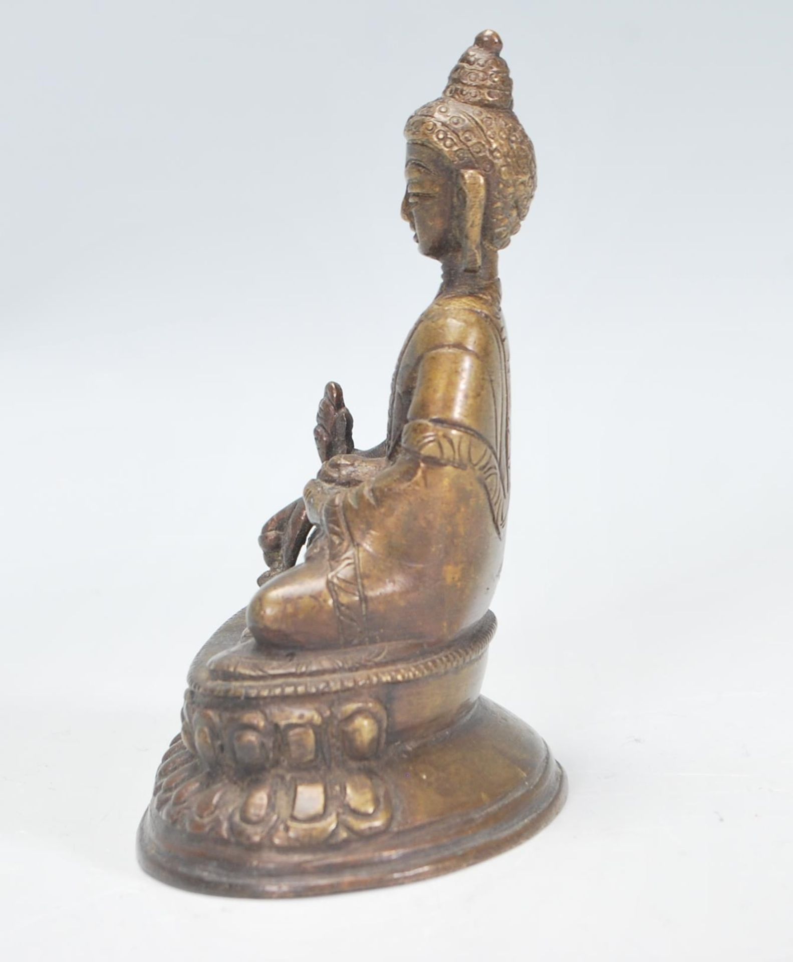An Indian bronze figurine / ornament in the form of Buddha, modelled in a seated position raised - Bild 4 aus 6