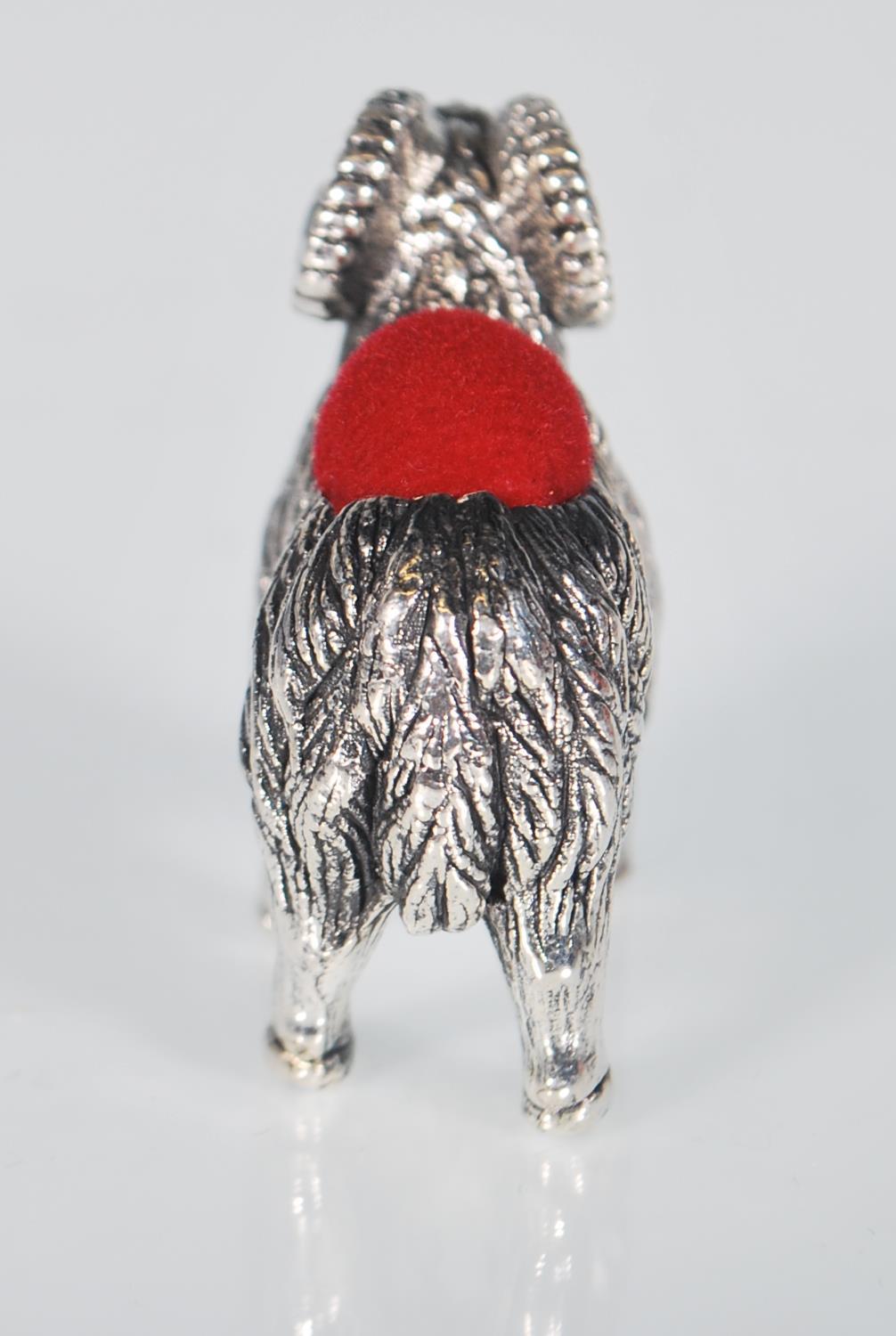 A small sterling silver pin cushion in the form of a ram. Measures: 3.4 x 4.3 x 1.2. Weight: 14.6g. - Image 4 of 7
