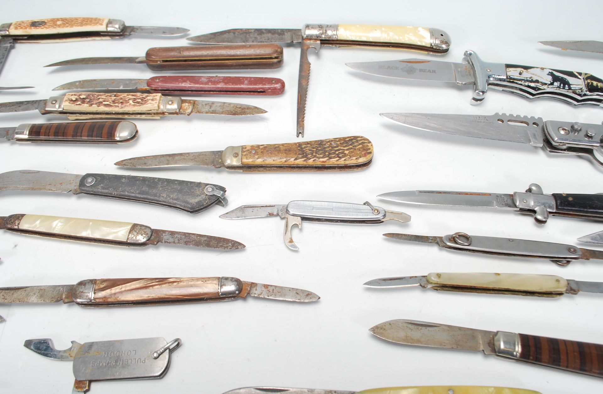 A collection of pocket knives of varying sizes and designs to include a Good Year advertising - Bild 6 aus 8