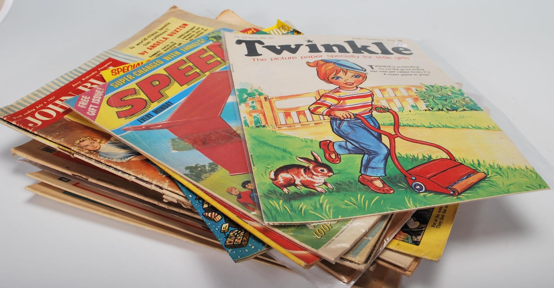 A large collection mixed vintage 20th Century magazines and comics to include a selection of John - Bild 12 aus 13