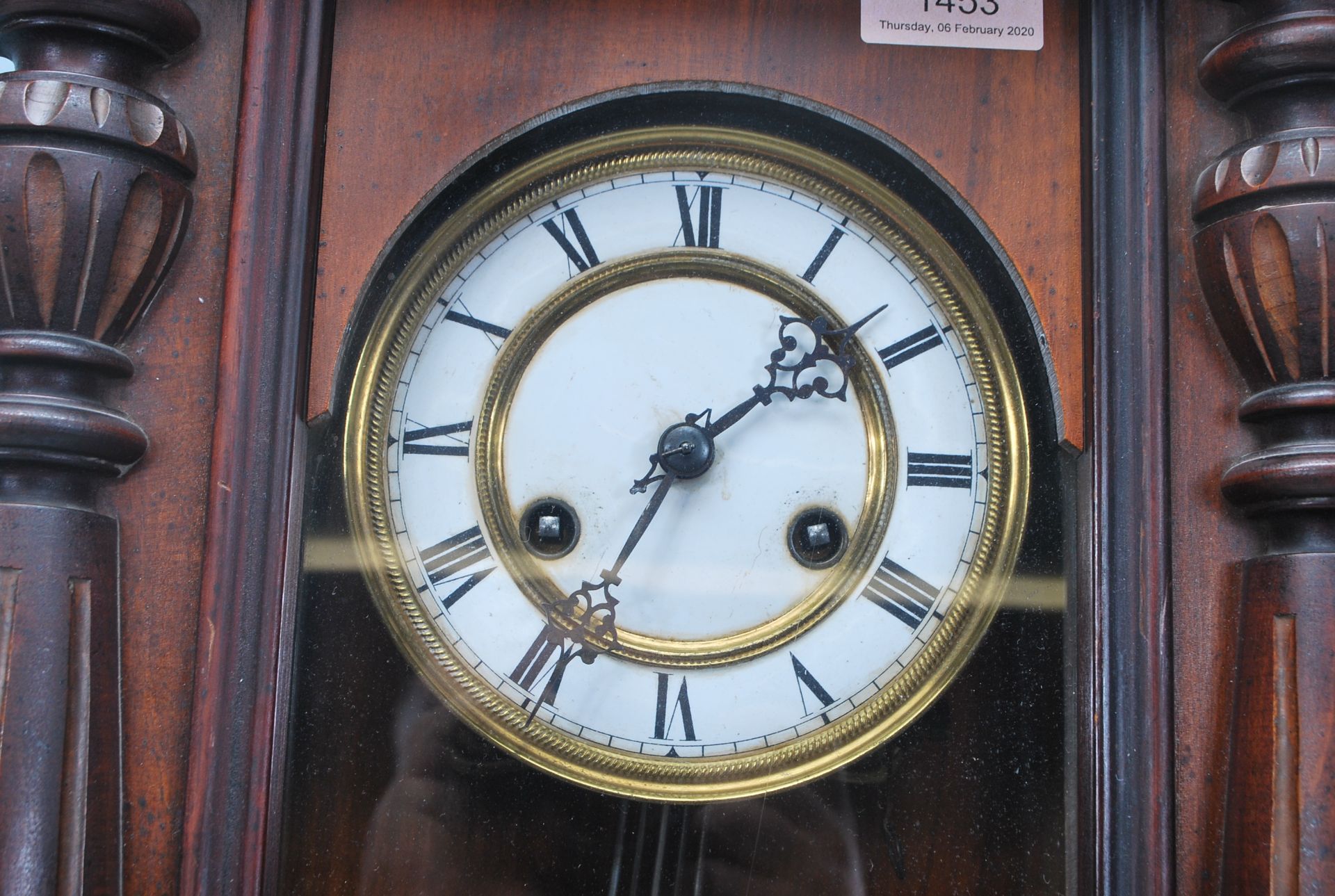 A vintage 20th century mahogany cased Vienna regulator style pendulum wall clock having a glazed - Bild 4 aus 5