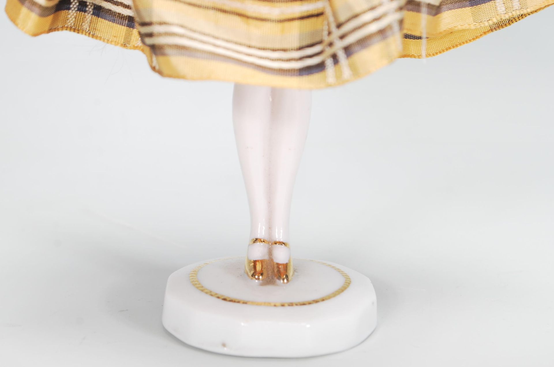 An early 20th Century half doll pin cushion in the form of a Scottish lady with hand painted - Bild 6 aus 7