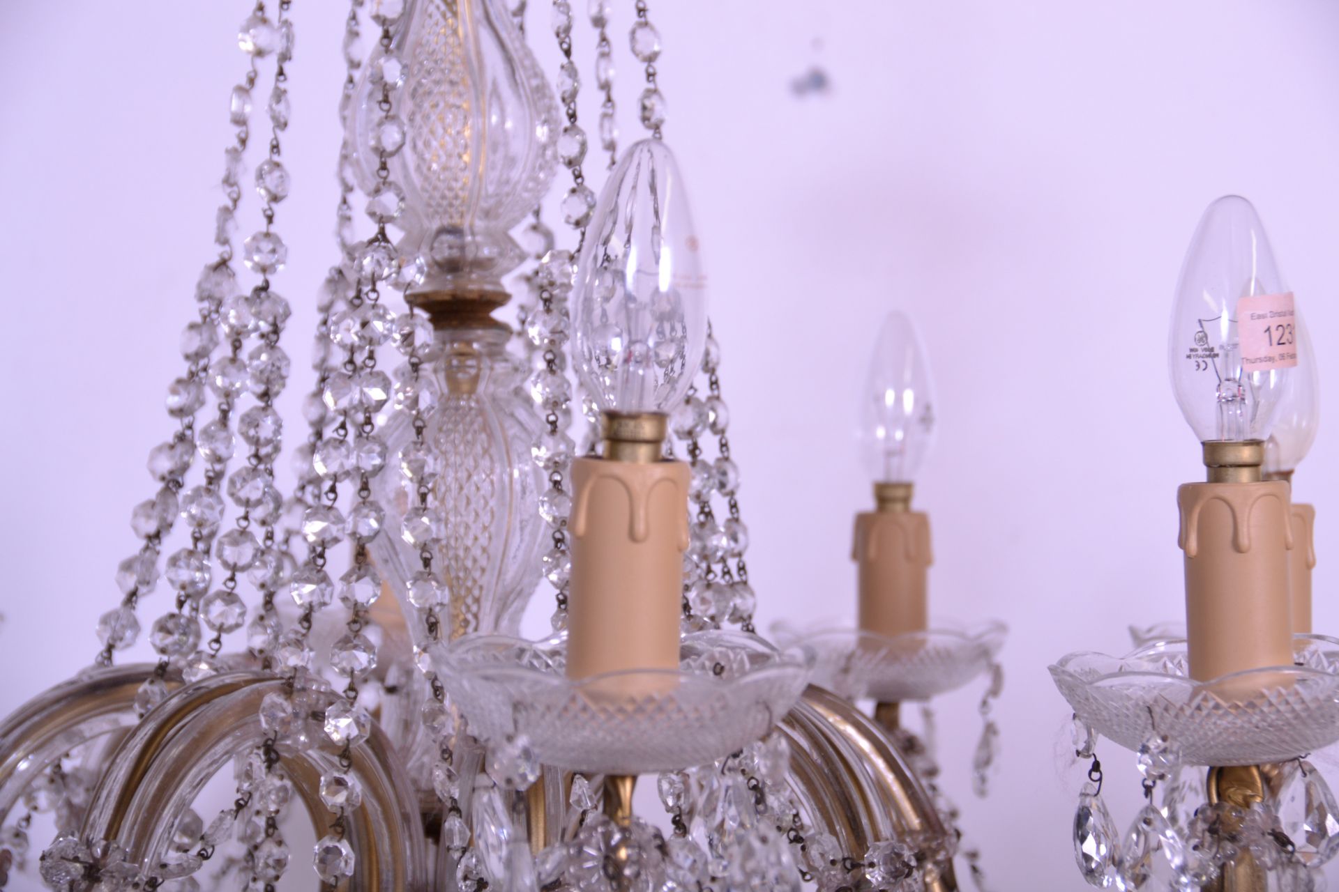 A good 20th century 8 arms cristal chandelier having faceted drops, gilded power cable and candle - Bild 6 aus 6