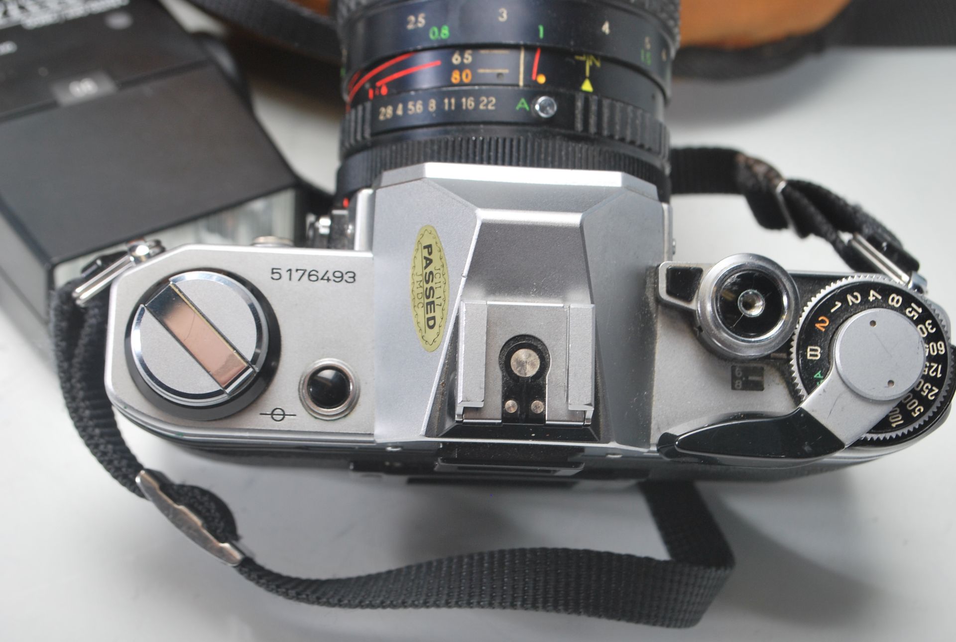 A vintage Canon AE-1 film camera having a ozunon GMC liner zoom 28-80mm lens, a Miranda 75-300mm - Bild 4 aus 9