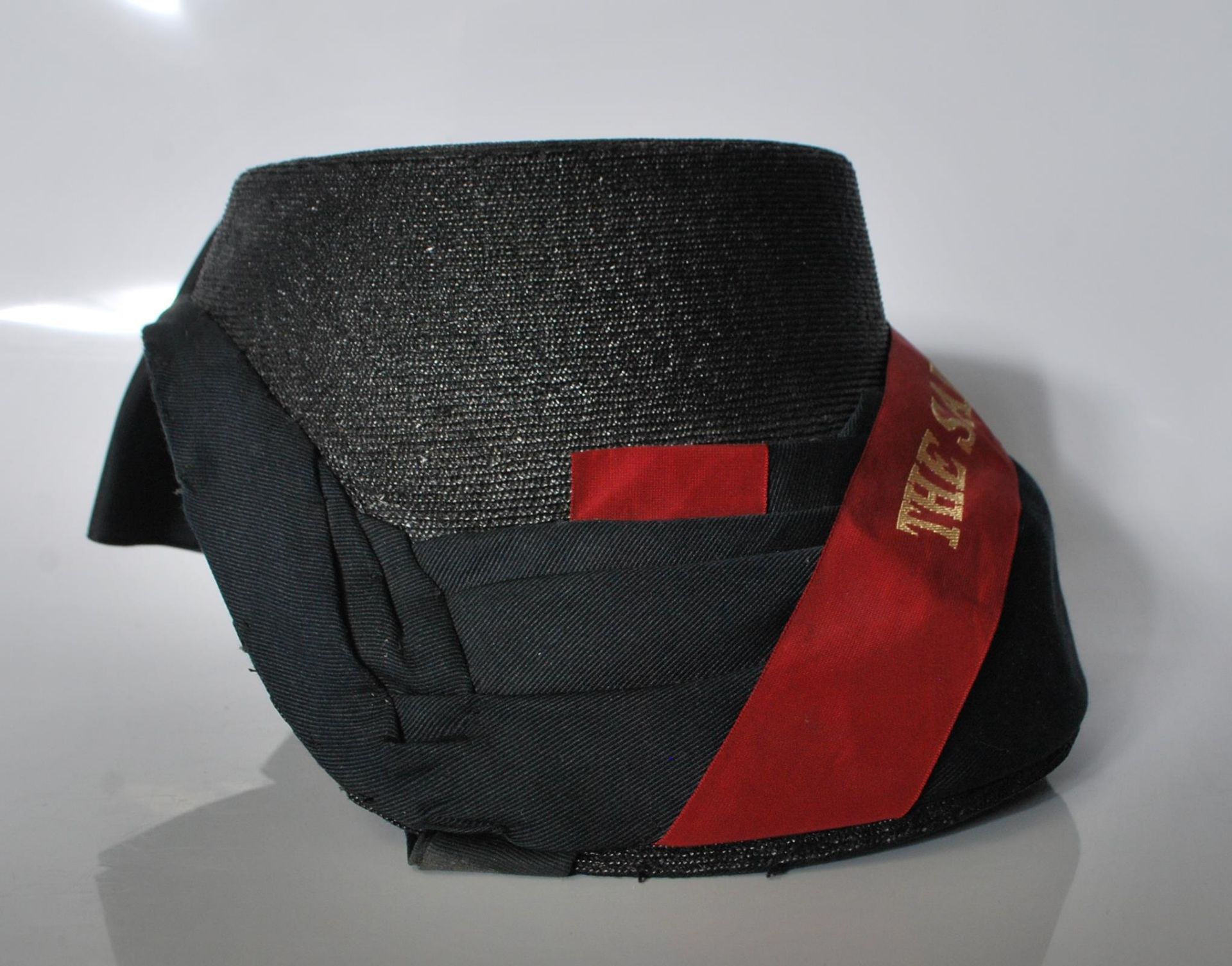 An early 20th Century Salvation Army bonnet finished in black having a red ribbon with gold - Bild 6 aus 11