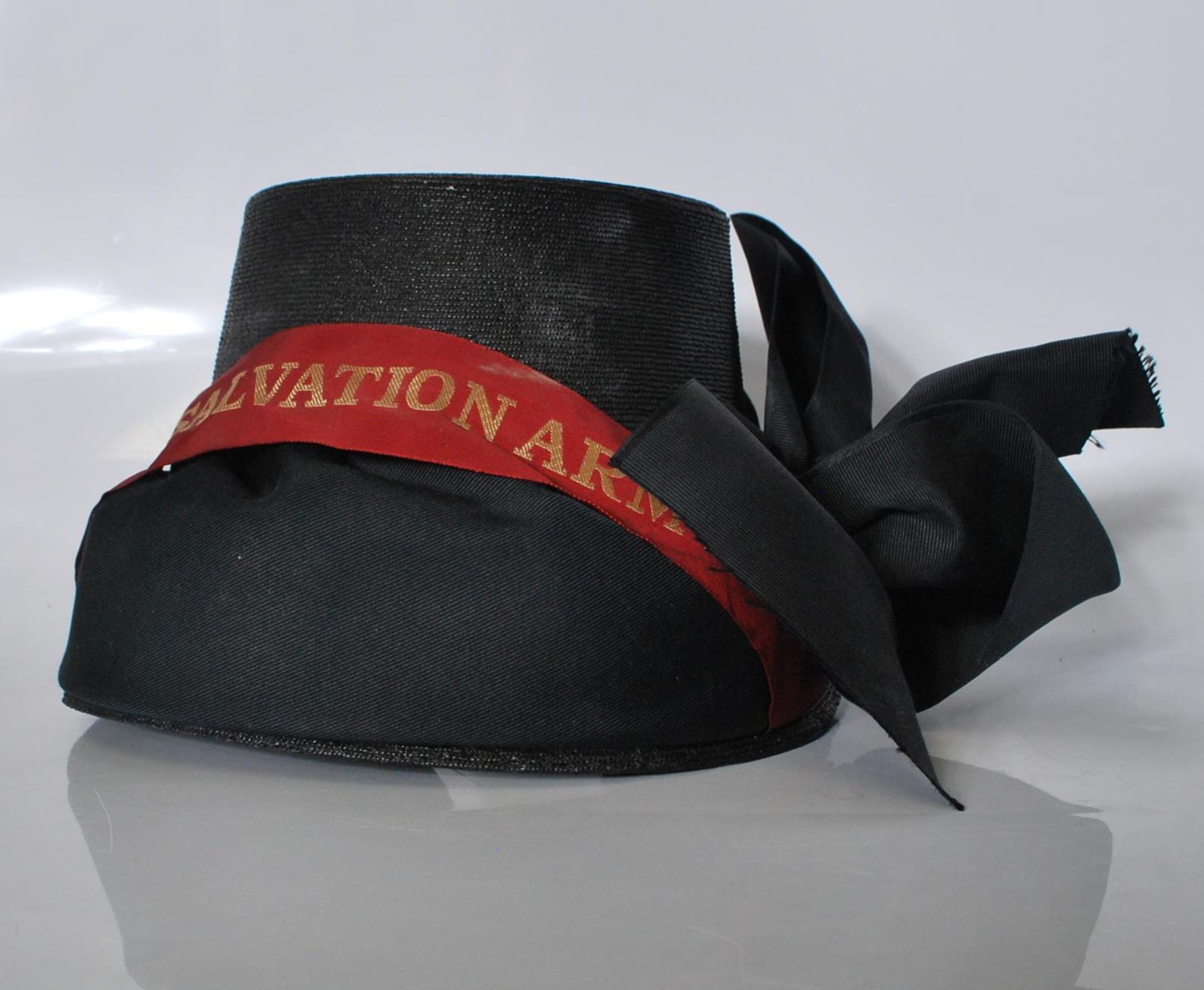 An early 20th Century Salvation Army bonnet finished in black having a red ribbon with gold - Bild 2 aus 11