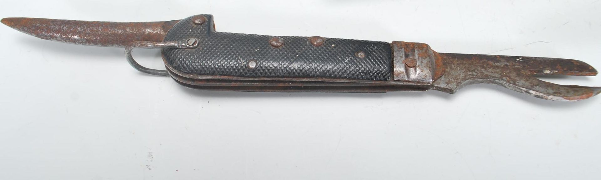 A military issue Warriss of Sheffield pocket knife marked 1953 with broad arrow and Oil the - Bild 2 aus 9