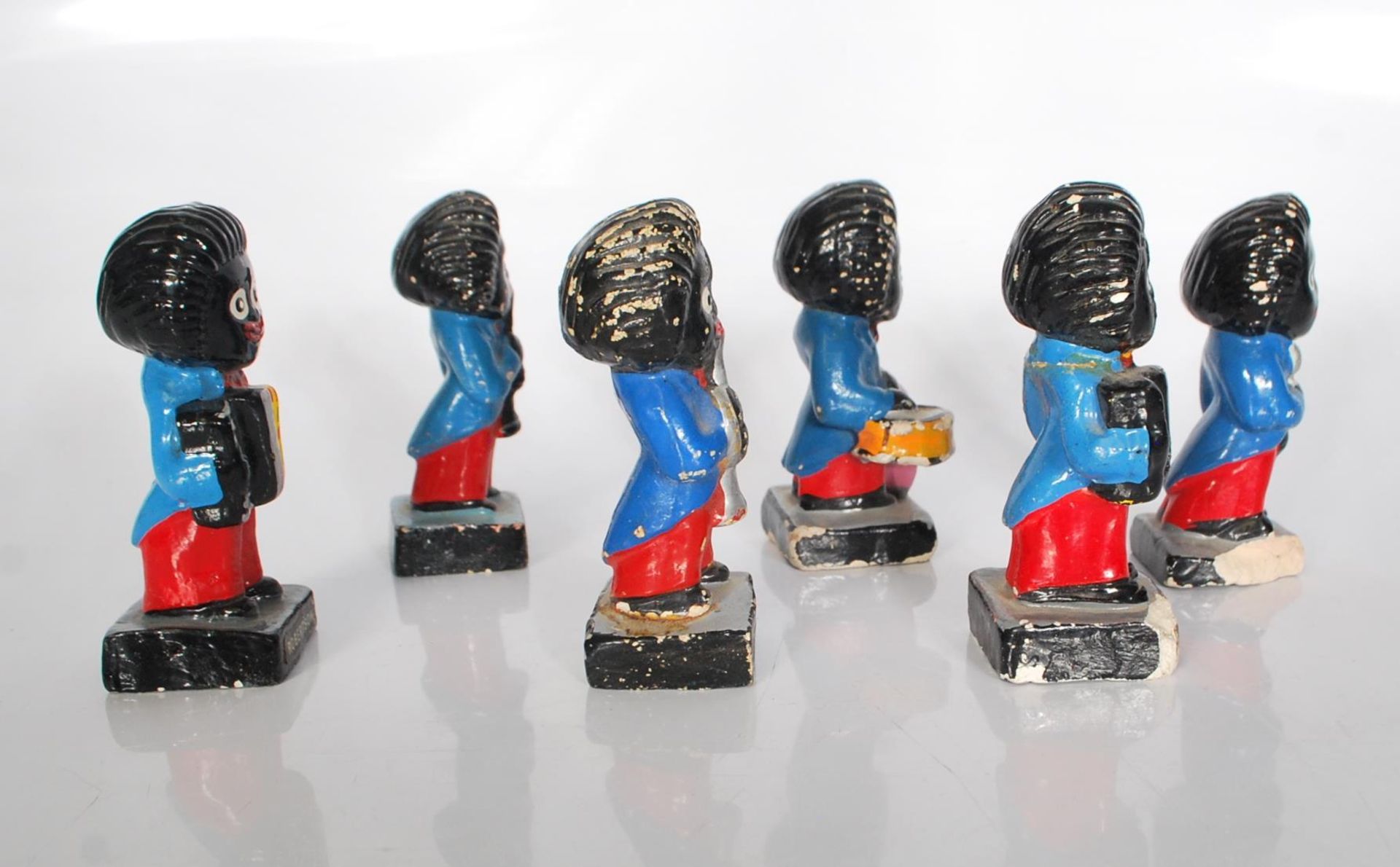 A group of nine vintage Robertson golly advertising band figurines along with two golly football - Bild 2 aus 8