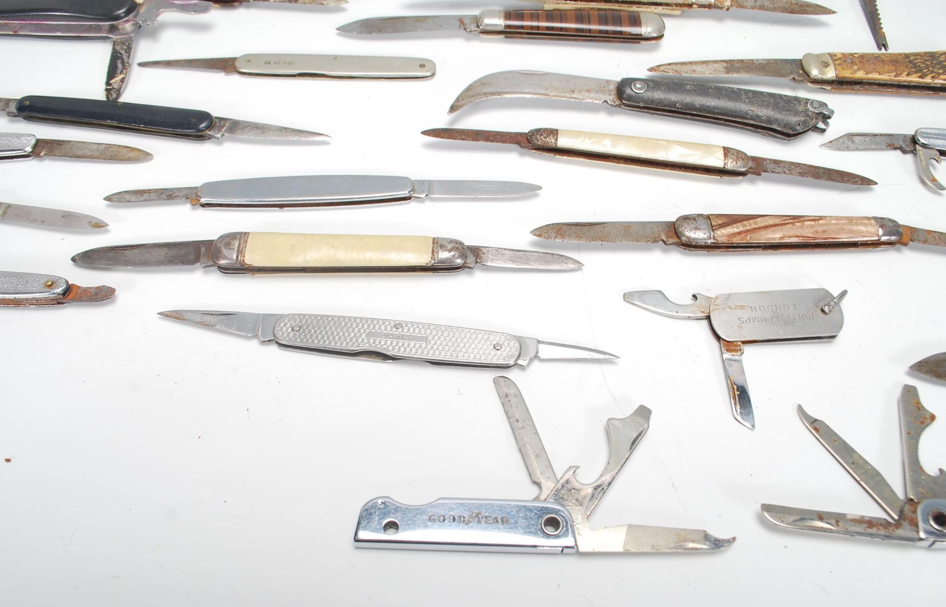 A collection of pocket knives of varying sizes and designs to include a Good Year advertising - Bild 4 aus 8