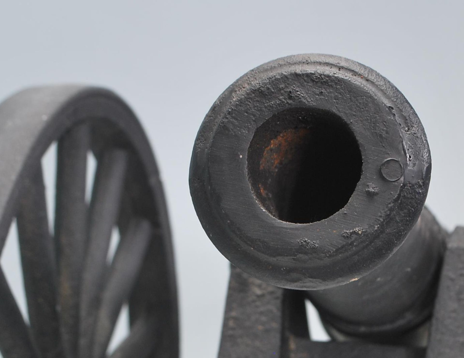 A good vintage 20th Century cast iron garden / floor standing cannon. Black painted, with shaped - Bild 3 aus 5