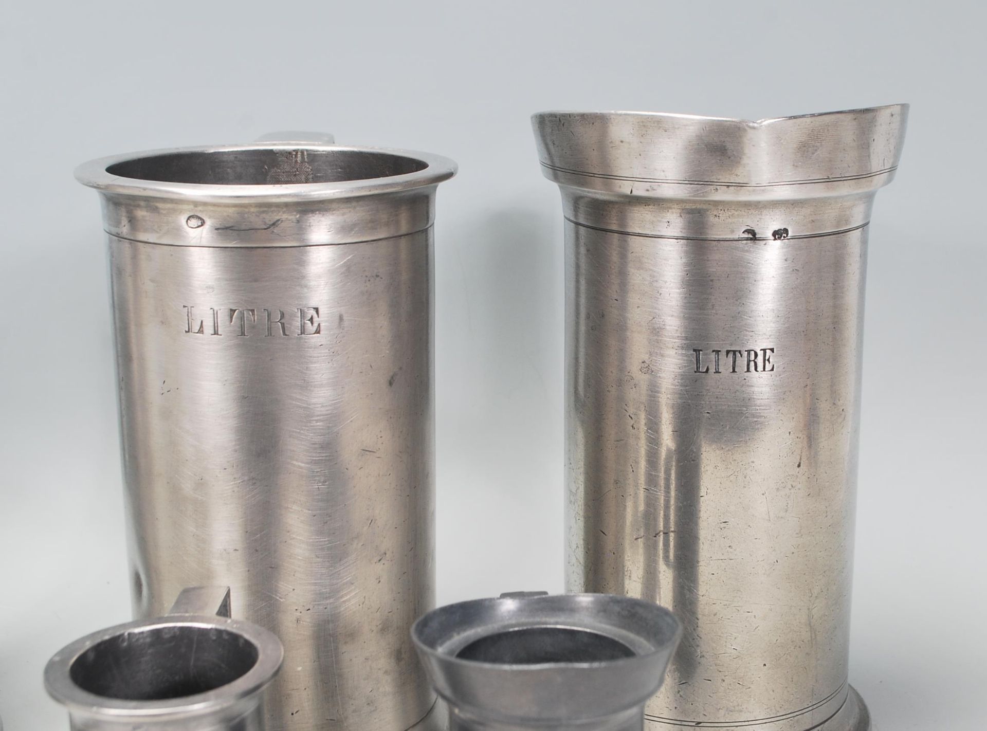 A group of 19th Century French pewter measuring tankards of graduating sizes. Many bearing stamps to - Bild 3 aus 10
