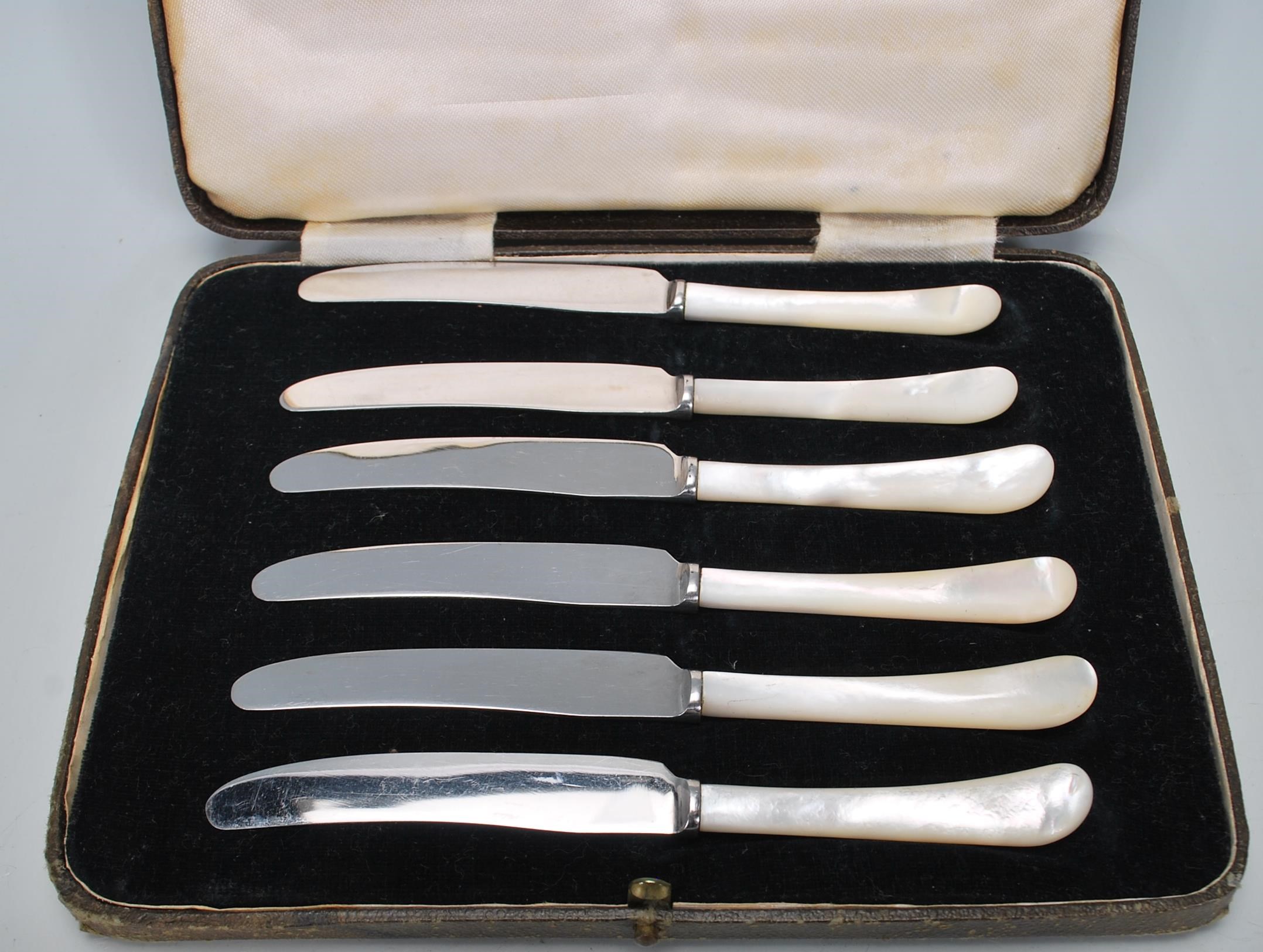 Two boxed sets of six silver hallmarked tea spoons to include a set of R W Hewett & Co spoons having - Image 6 of 10