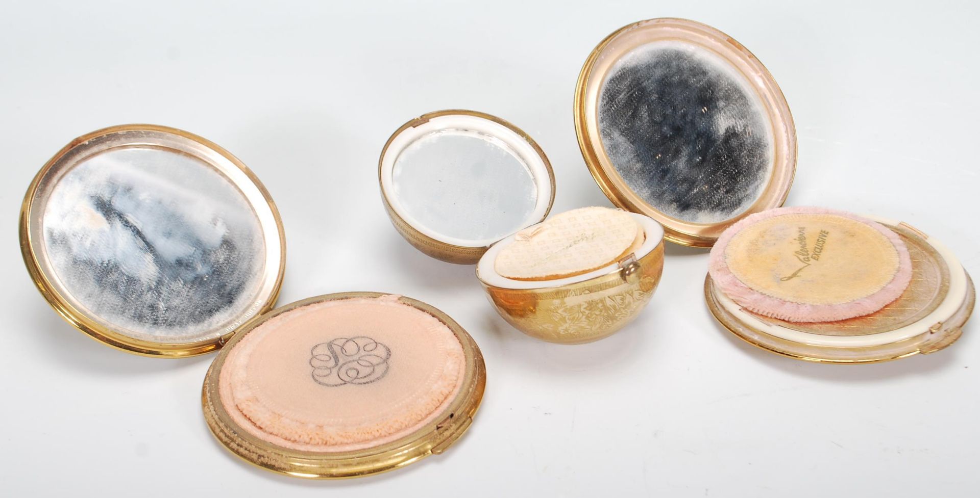 A group of vintage 20th Century compacts to include a Pygmalion No. 21960 of orb form having - Bild 6 aus 7