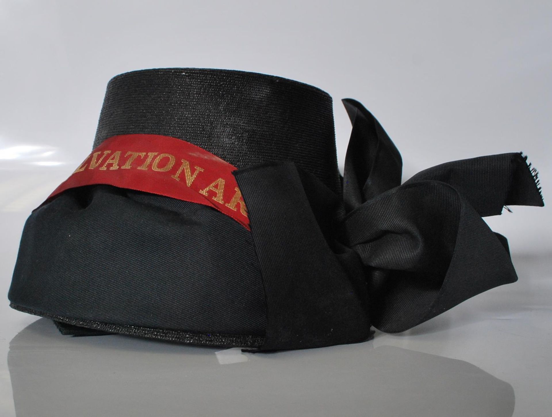 An early 20th Century Salvation Army bonnet finished in black having a red ribbon with gold - Bild 4 aus 11