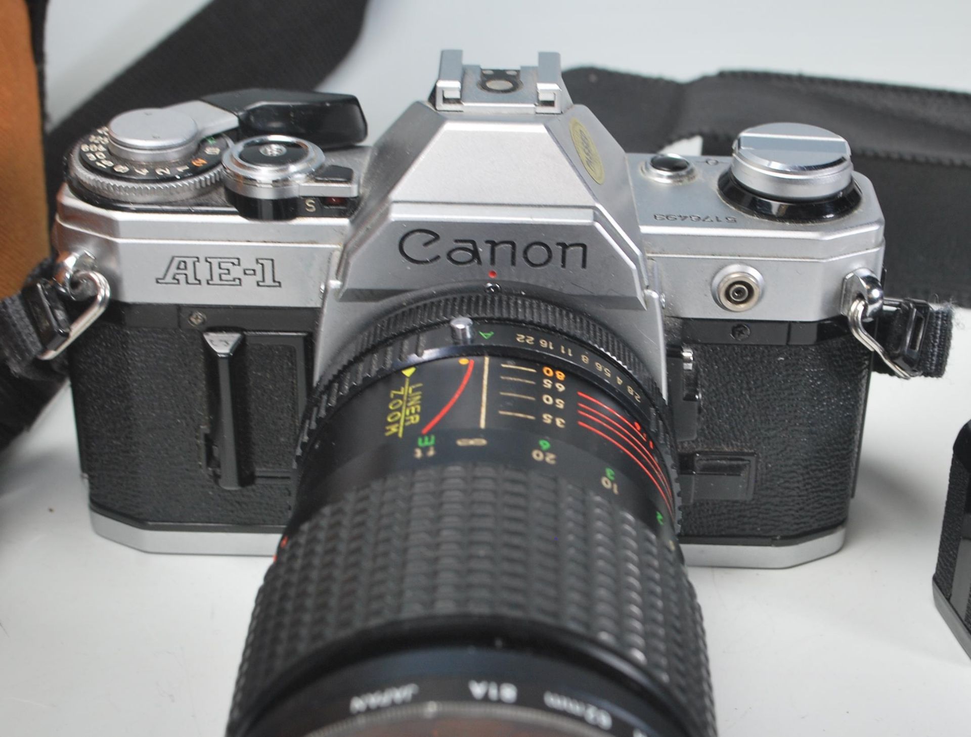 A vintage Canon AE-1 film camera having a ozunon GMC liner zoom 28-80mm lens, a Miranda 75-300mm - Bild 3 aus 9