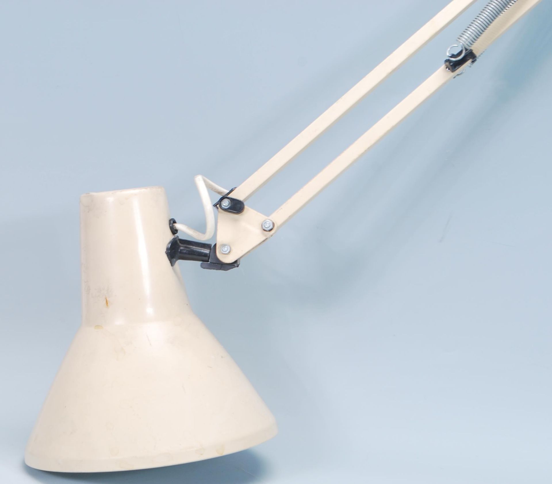 A vintage retro 1970's anglepoise desk lamp having a conical shade on a metamorphic posable arm with - Bild 2 aus 5