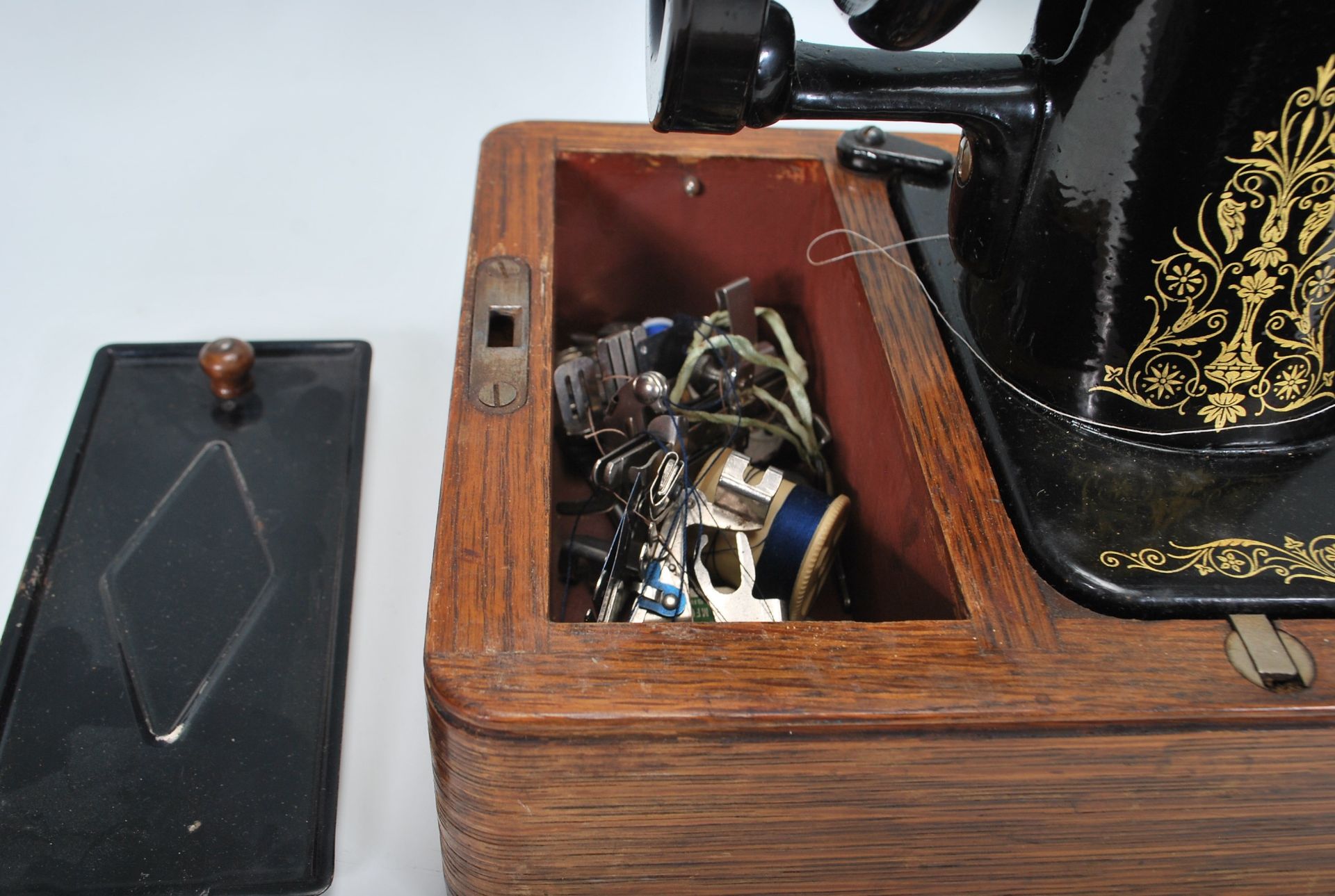 A vintage early 20th century Oak cased dome top Singer Sewing machine. Good dome carry case with the - Bild 5 aus 11