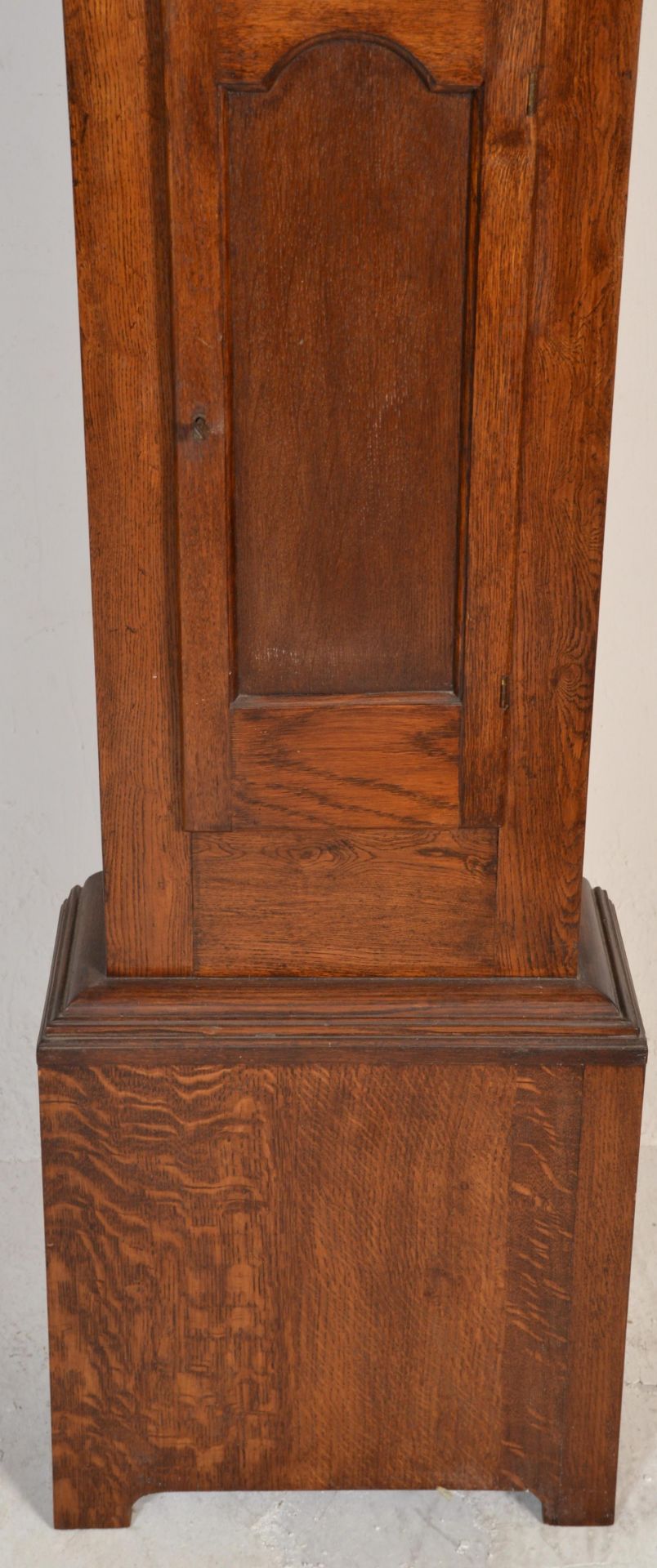 An early 20th Century oak long cased grandfather clock having a square face with hand enamelled dial - Bild 4 aus 7