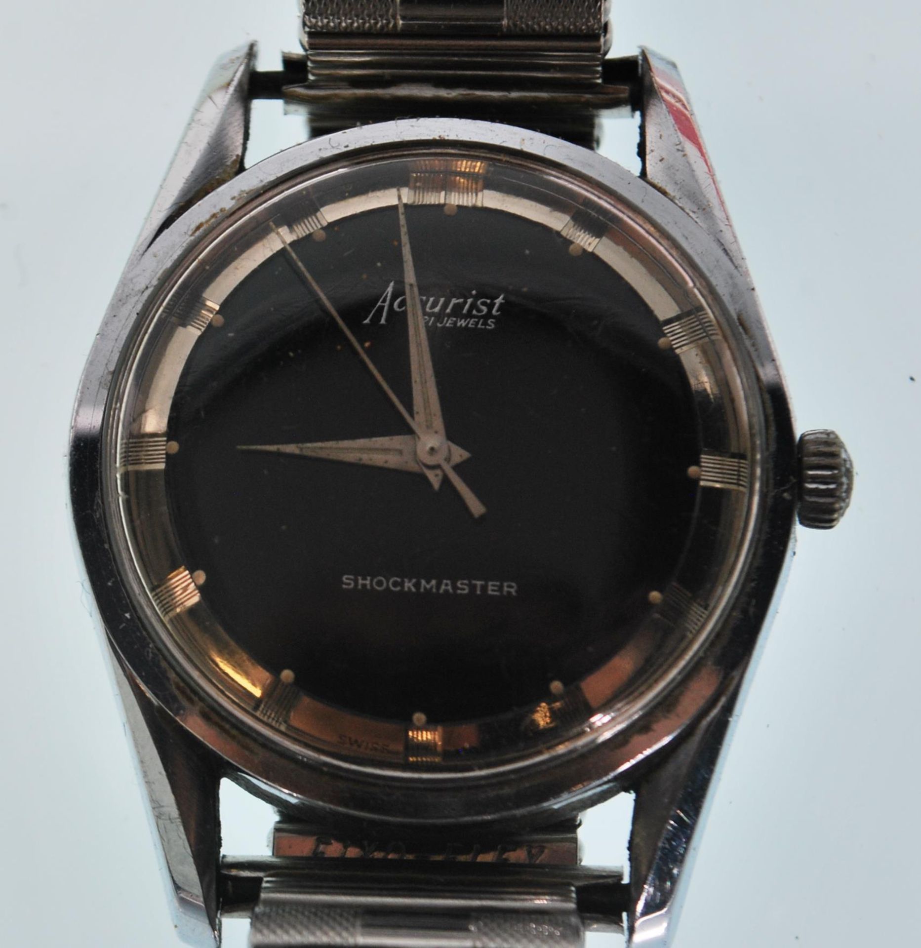 A 1960s Gentleman's Accurist 21 Jewel Shockmaster wristwatch with a jet black face and baton - Bild 2 aus 6