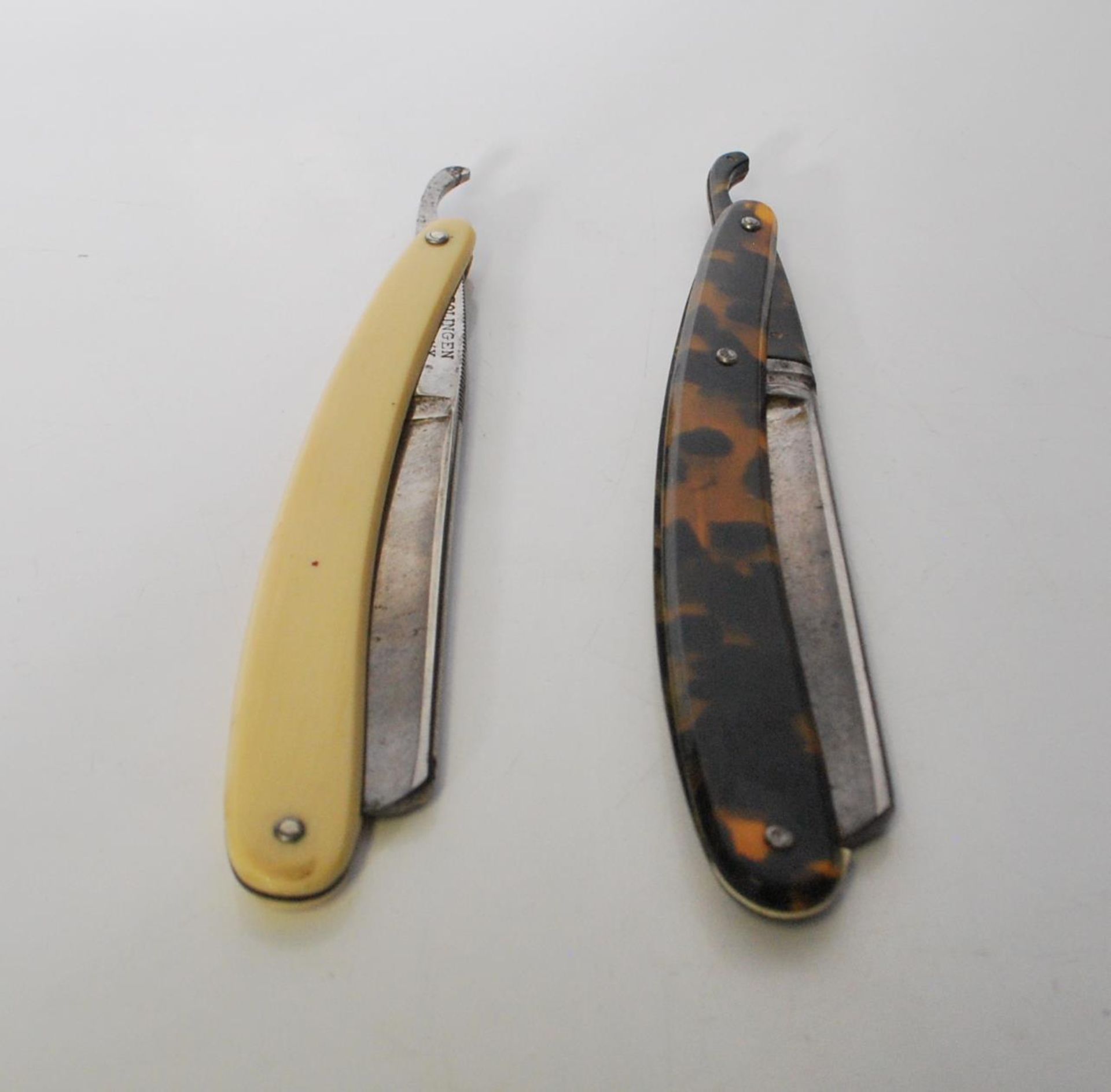 Two vintage mid 20th Century German cut throat razors to include a MoDoSo faux tortoise shell - Bild 2 aus 6