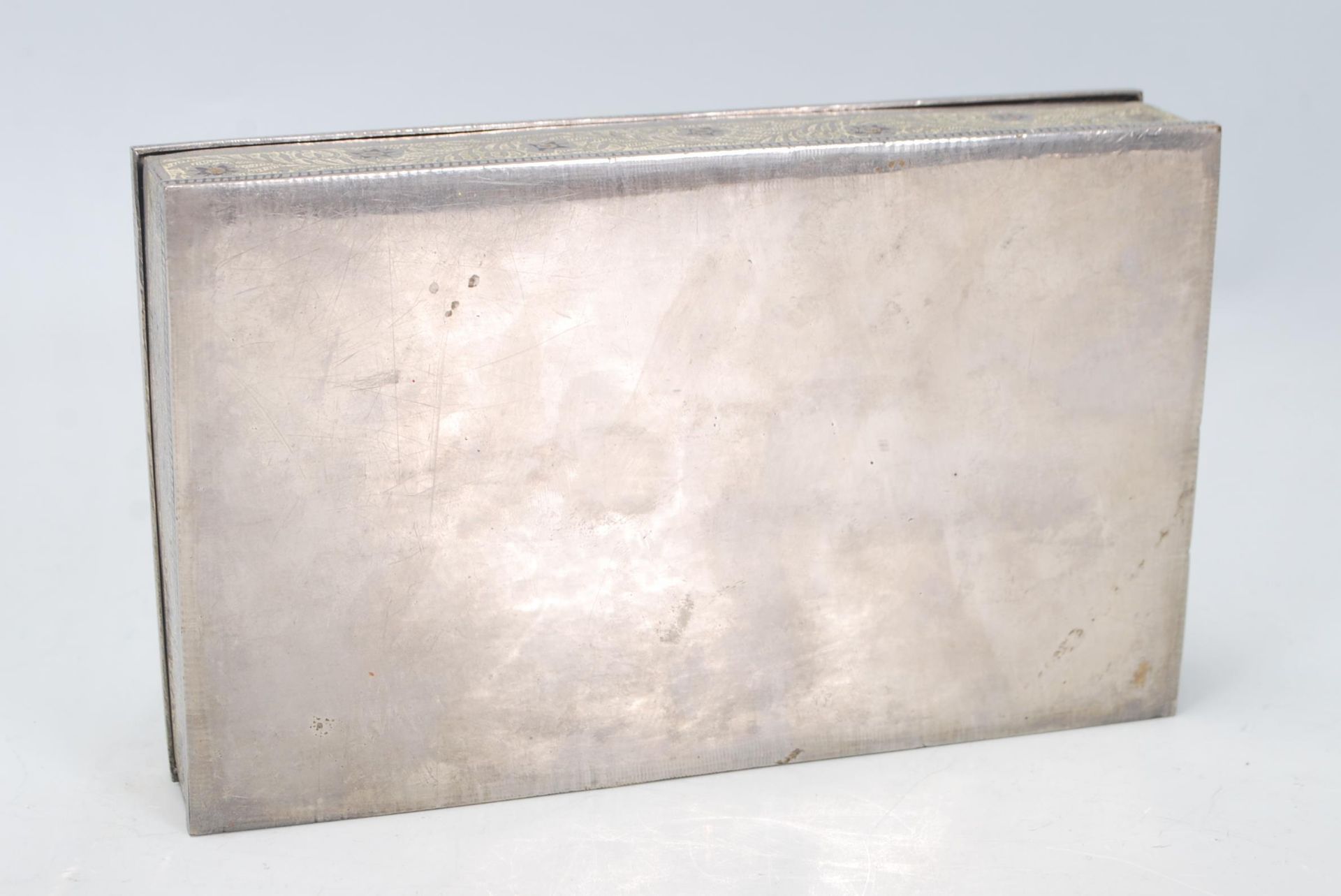 A 20th Century Indian white metal trinket box of rectangular form, the lid engraved with tiger - Bild 10 aus 10