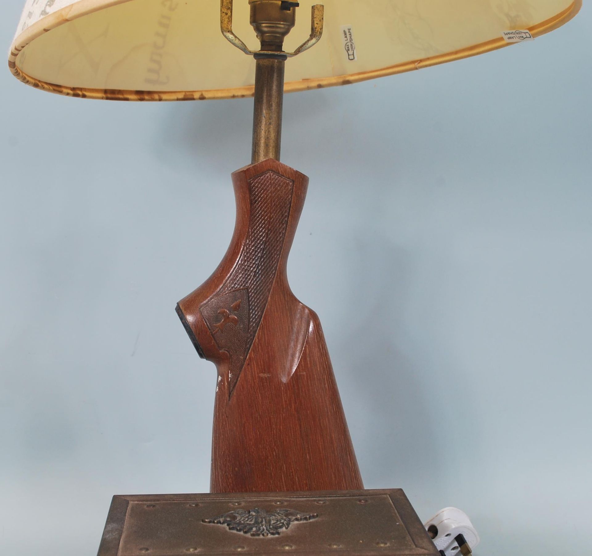 An unusual 20th century table lamp formed from the stock of a rifle / shotgun complete with shade - Bild 3 aus 5