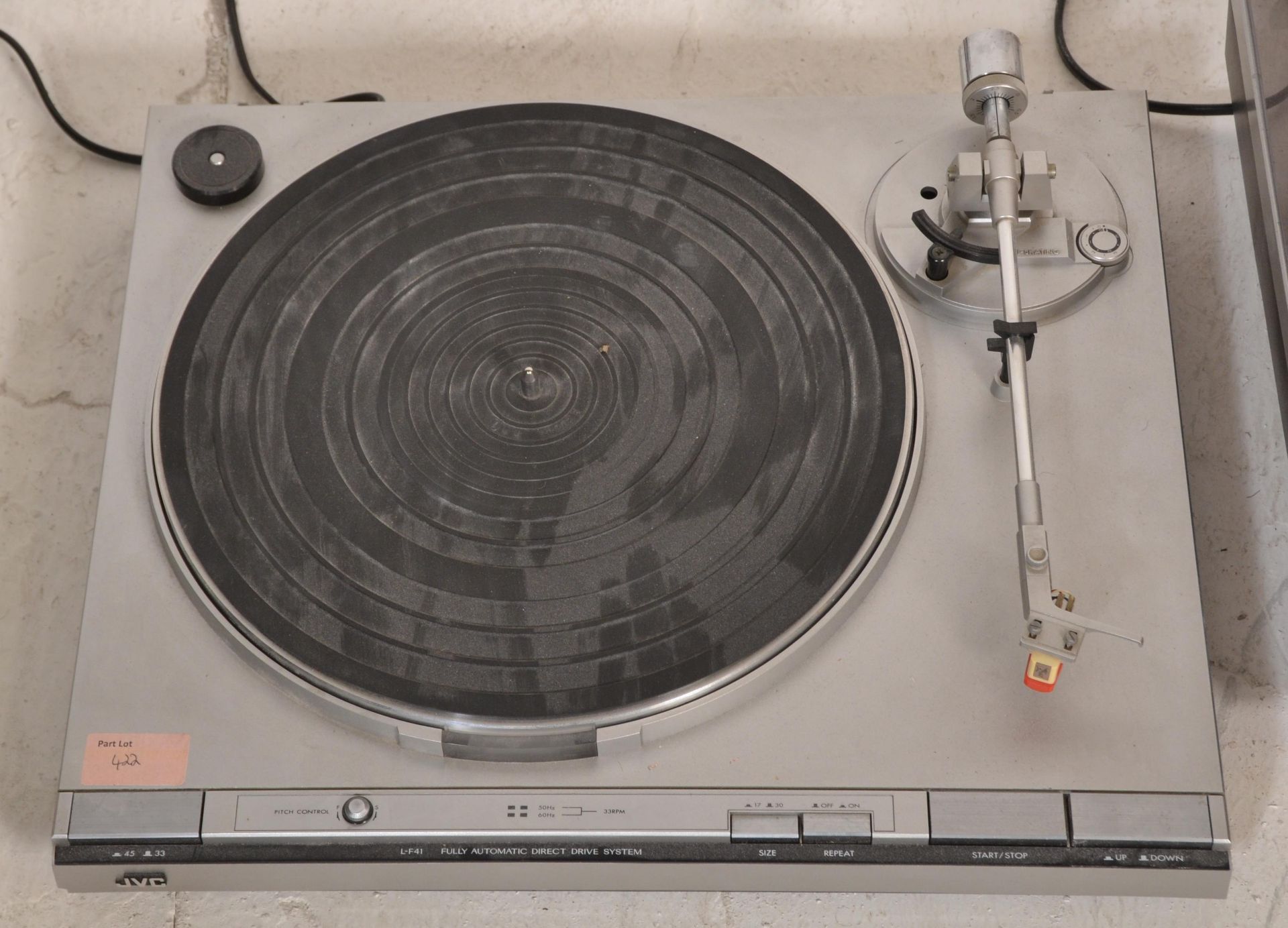 Hi-Fi - A group of three record player turntables of varying makes and models to include a JVC L-F41 - Bild 3 aus 6