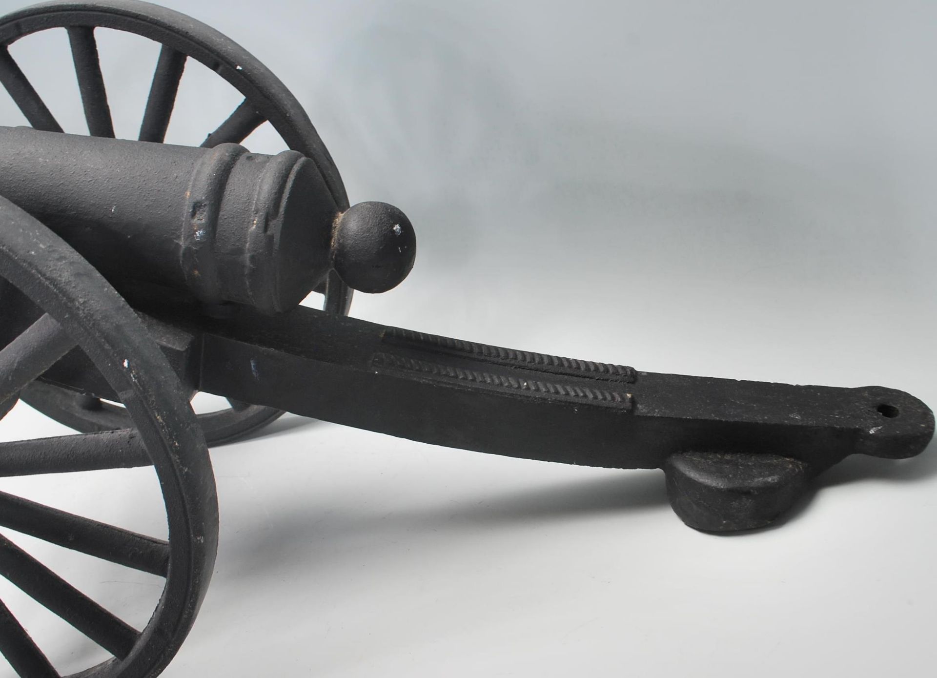 A good vintage 20th Century cast iron garden / floor standing cannon. Black painted, with shaped - Bild 4 aus 5