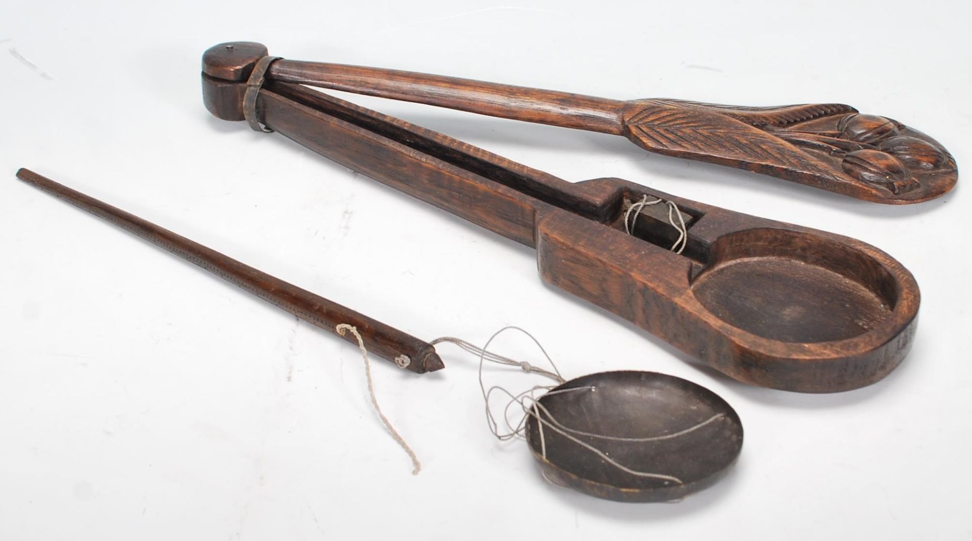 A set of 20th Century Chinese opium scales having a carved wooden case with rotating lid having - Bild 3 aus 6